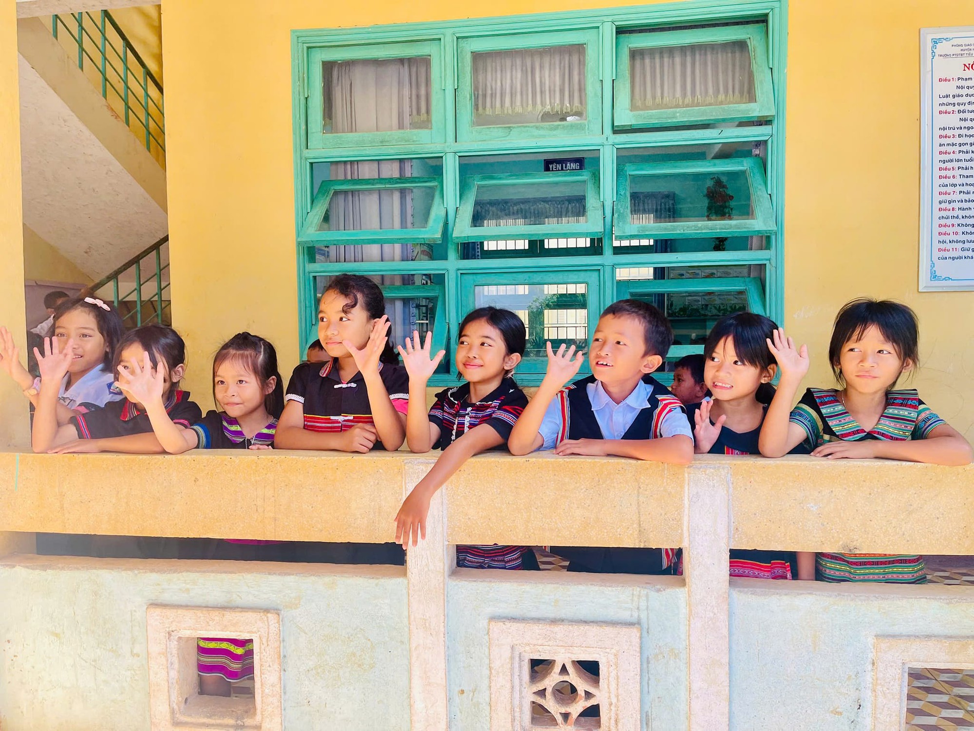 Thủ tướng yêu cầu bảo đảm học sinh đều được miễn học phí, hỗ trợ bữa trưa