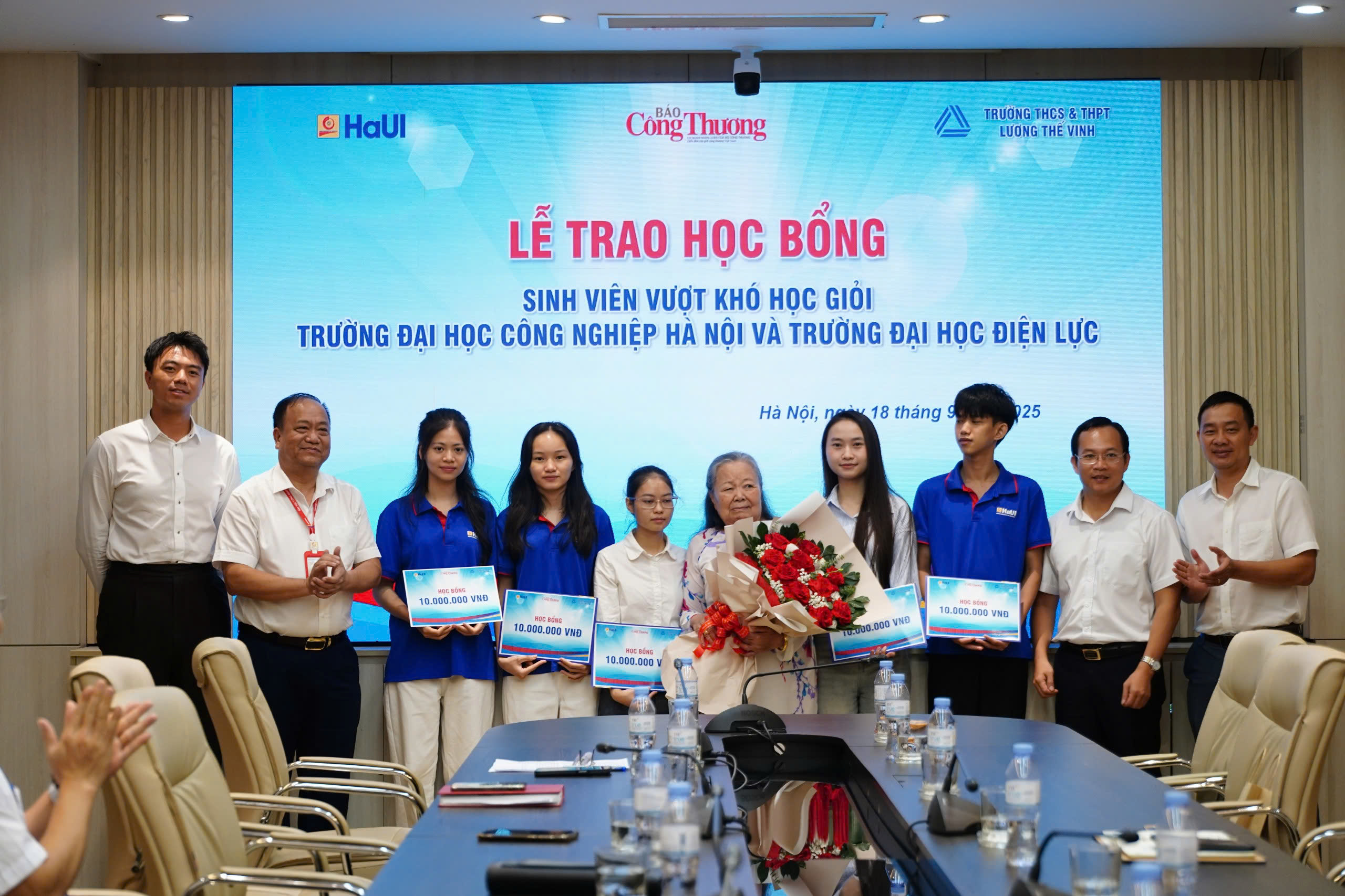 Báo Công Thương cùng các đơn vị trao học bổng tặng sinh viên vượt khó