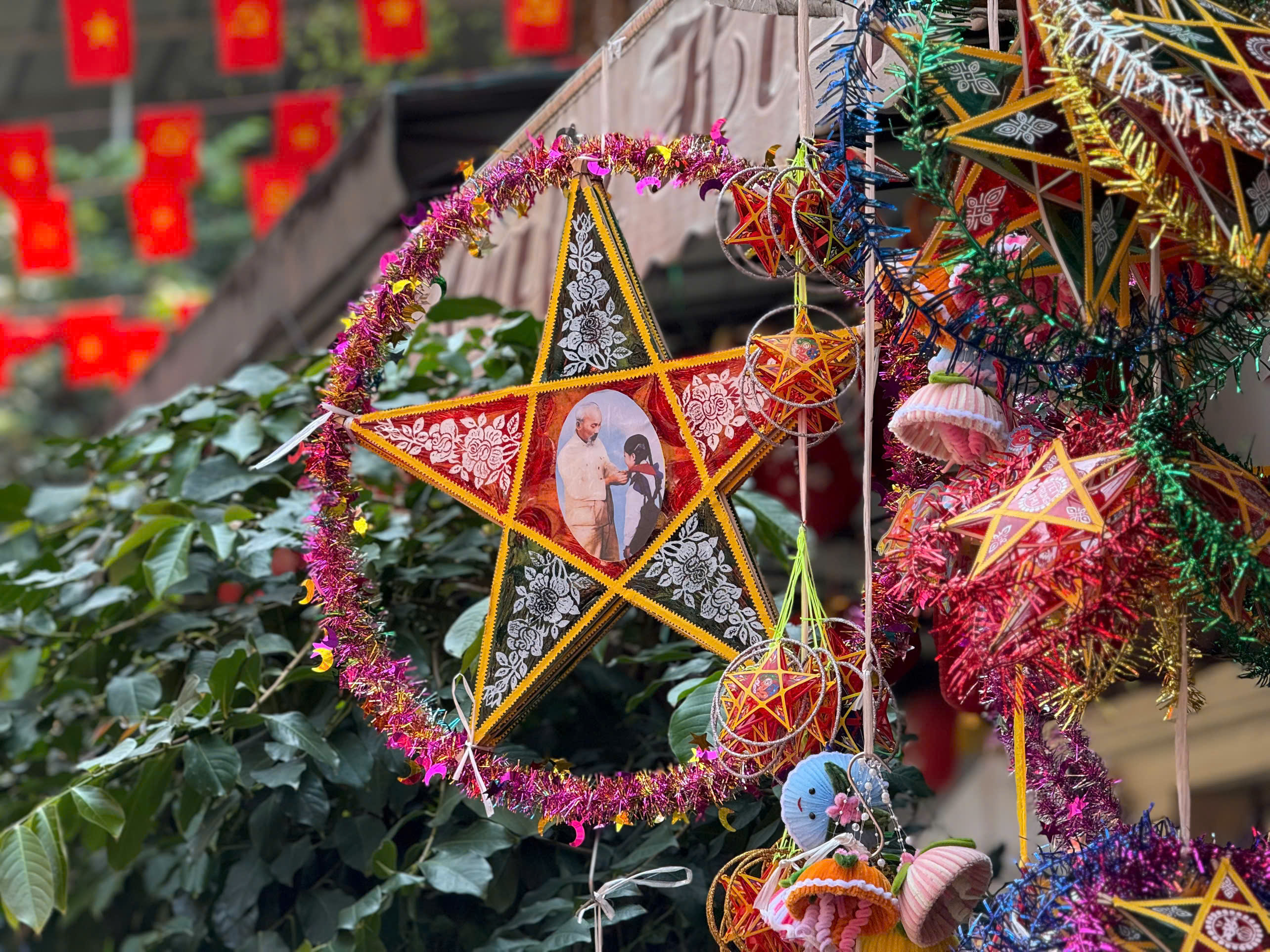 Hà Nội: Đa dạng thị trường đồ trang trí Trung thu 2025