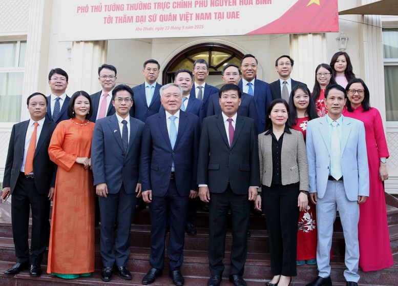 Phó Thủ tướng Thường trực Nguyễn Hòa Bình thăm Đại sứ quán Việt Nam tại UAE