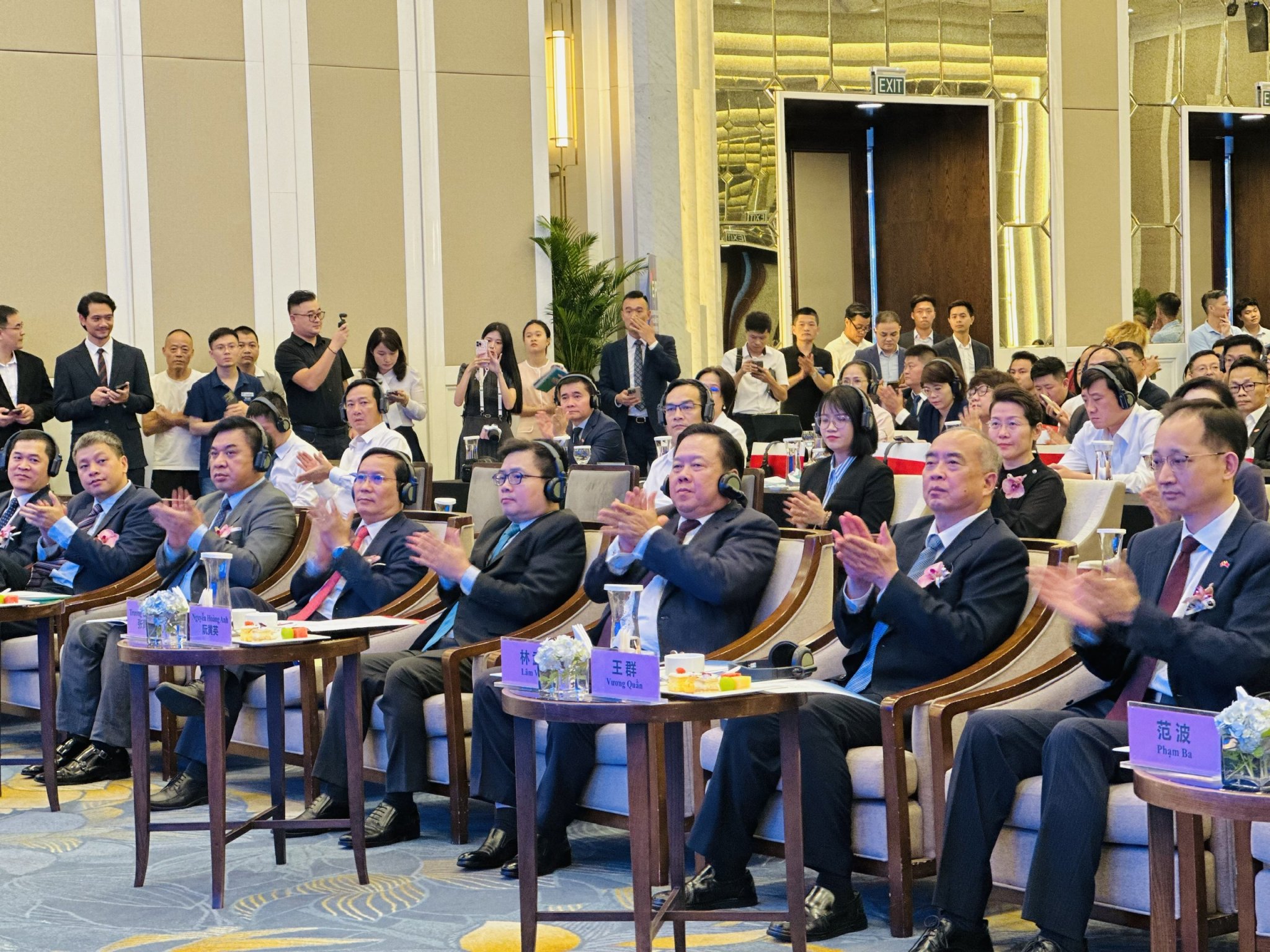 Ký kết 13 thỏa thuận giao thương Việt - Trung