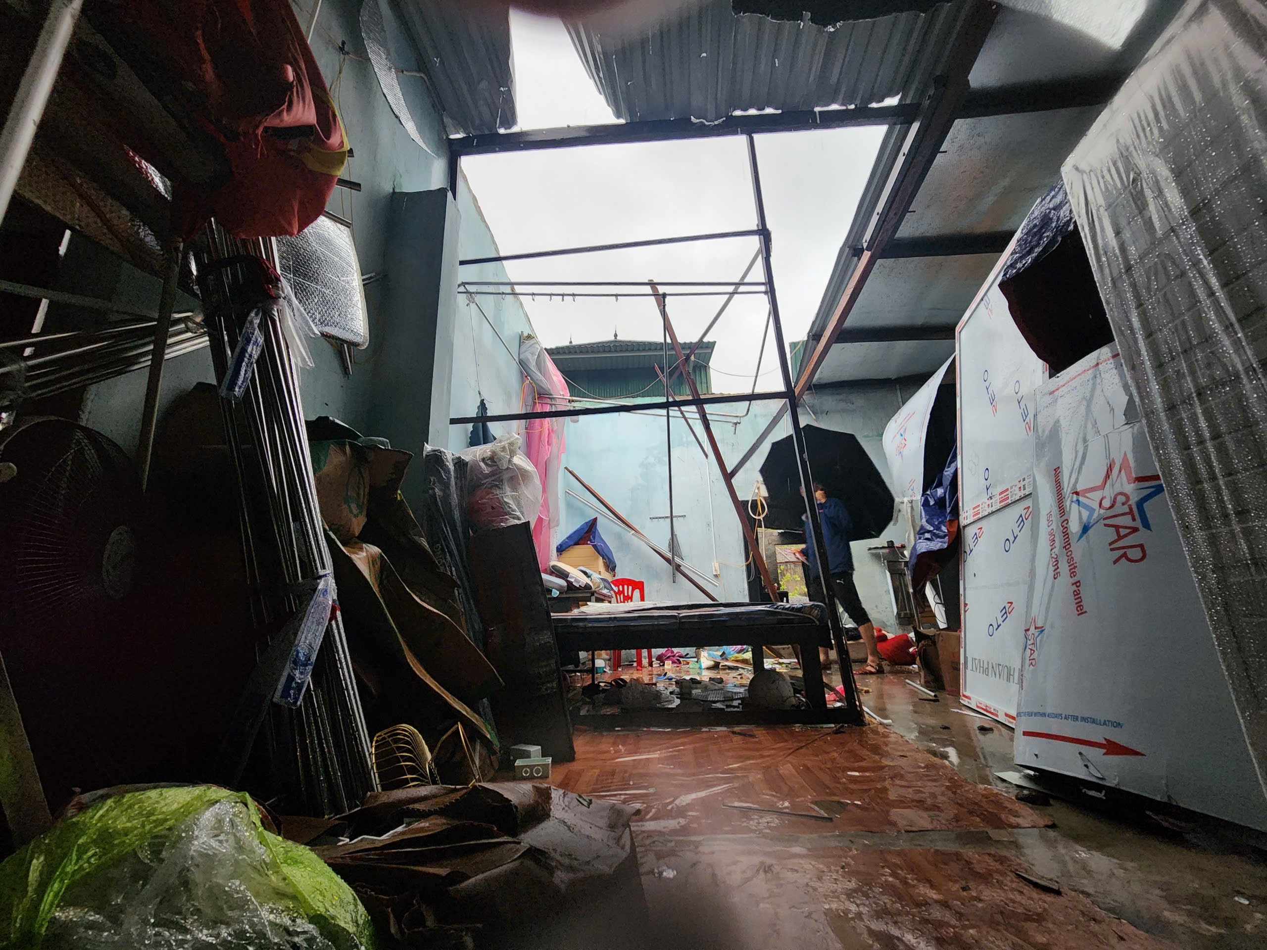 Khung cảnh tan hoang tại Bắc Quảng Trị do bão số 10