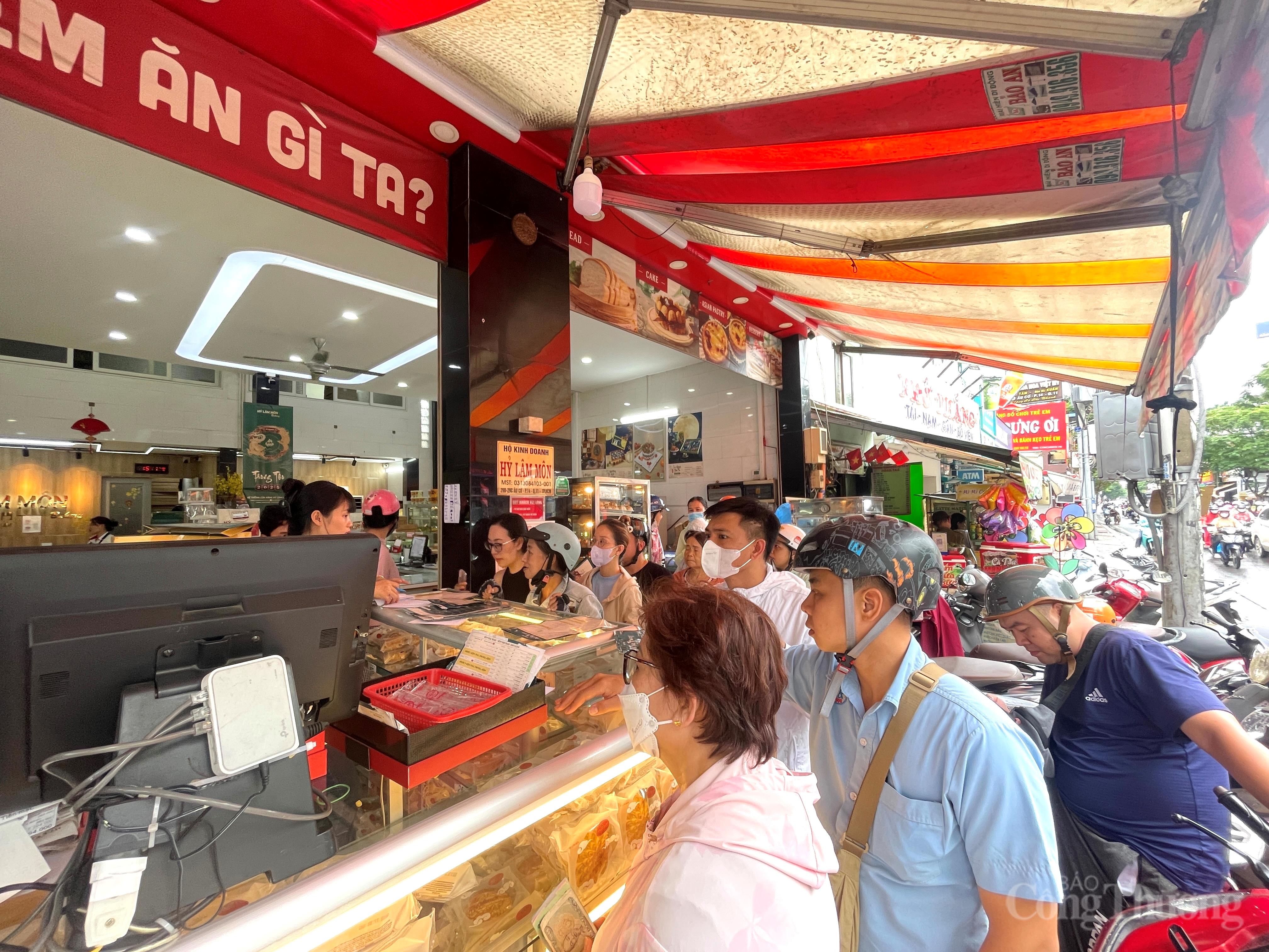 TP. Hồ Chí Minh: Người dân xếp hàng mua bánh trung thu truyền thống