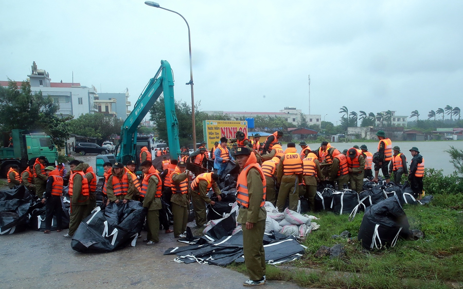 Bão số 10 gây thiệt hại nặng nề, Quảng Ngãi liên tiếp động đất