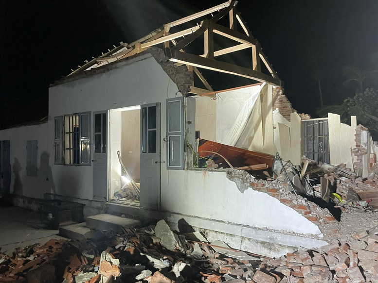 Thủ tướng viếng nạn nhân, động viên người dân bị thiên tai ở Ninh Bình