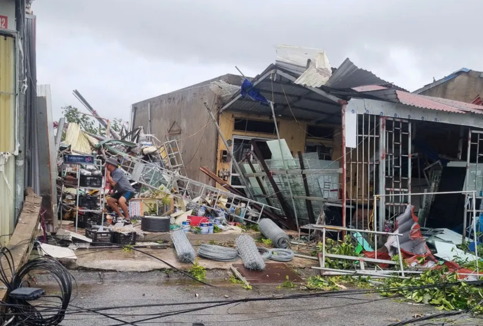 Thủ tướng chỉ đạo khẩn trương khắc phục hậu quả bão số 10, ổn định đời sống