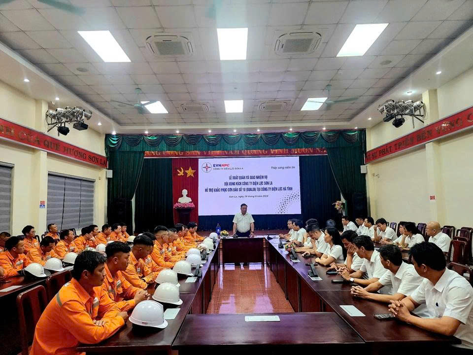 PC Sơn La chi viện Điện lực Hà Tĩnh khắc phục sự cố do bão số 10 