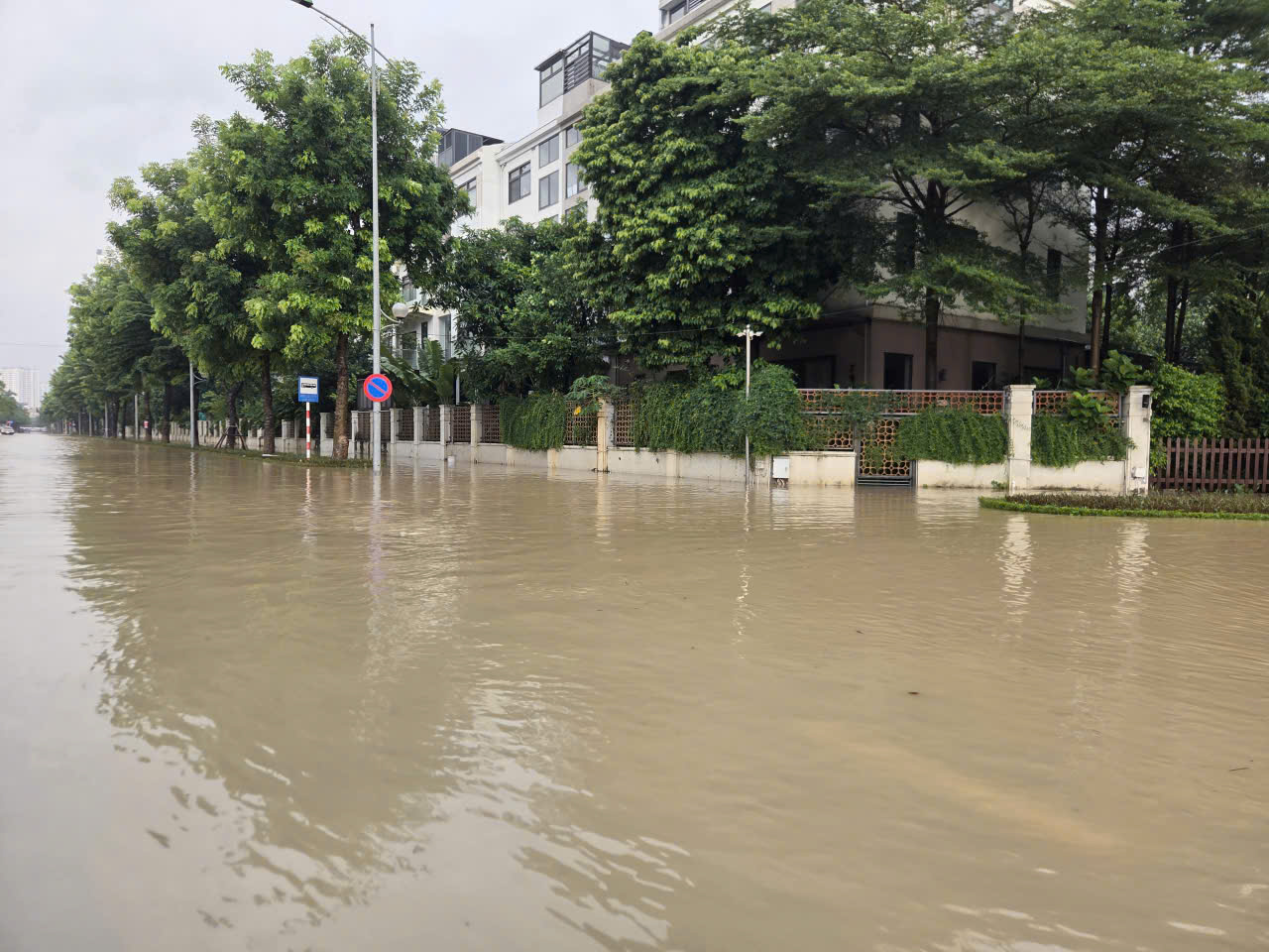 Sáng 1/10, một số tuyến phố vẫn ngập sau mưa lớn