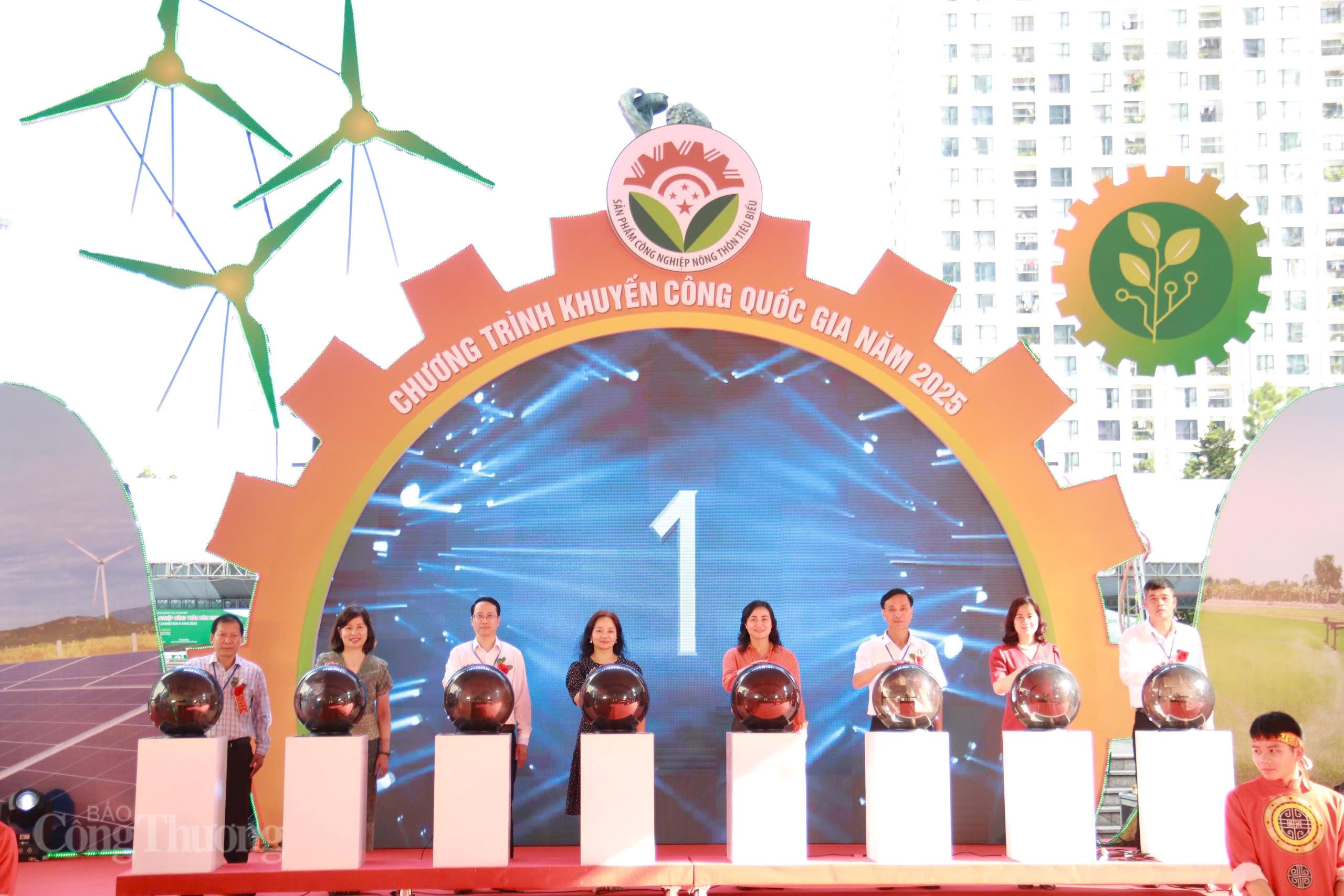 Khai mạc Hội chợ triển lãm hàng công nghiệp nông thôn năm 2025