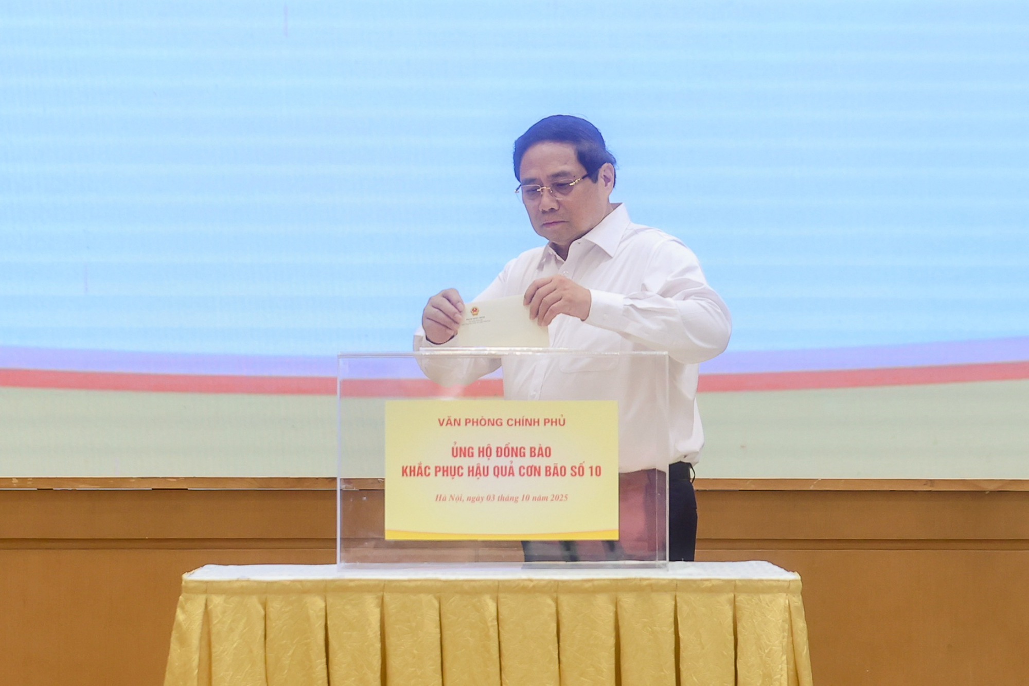 Thủ tướng cùng lãnh đạo Chính phủ ủng hộ đồng bào vùng bão lũ