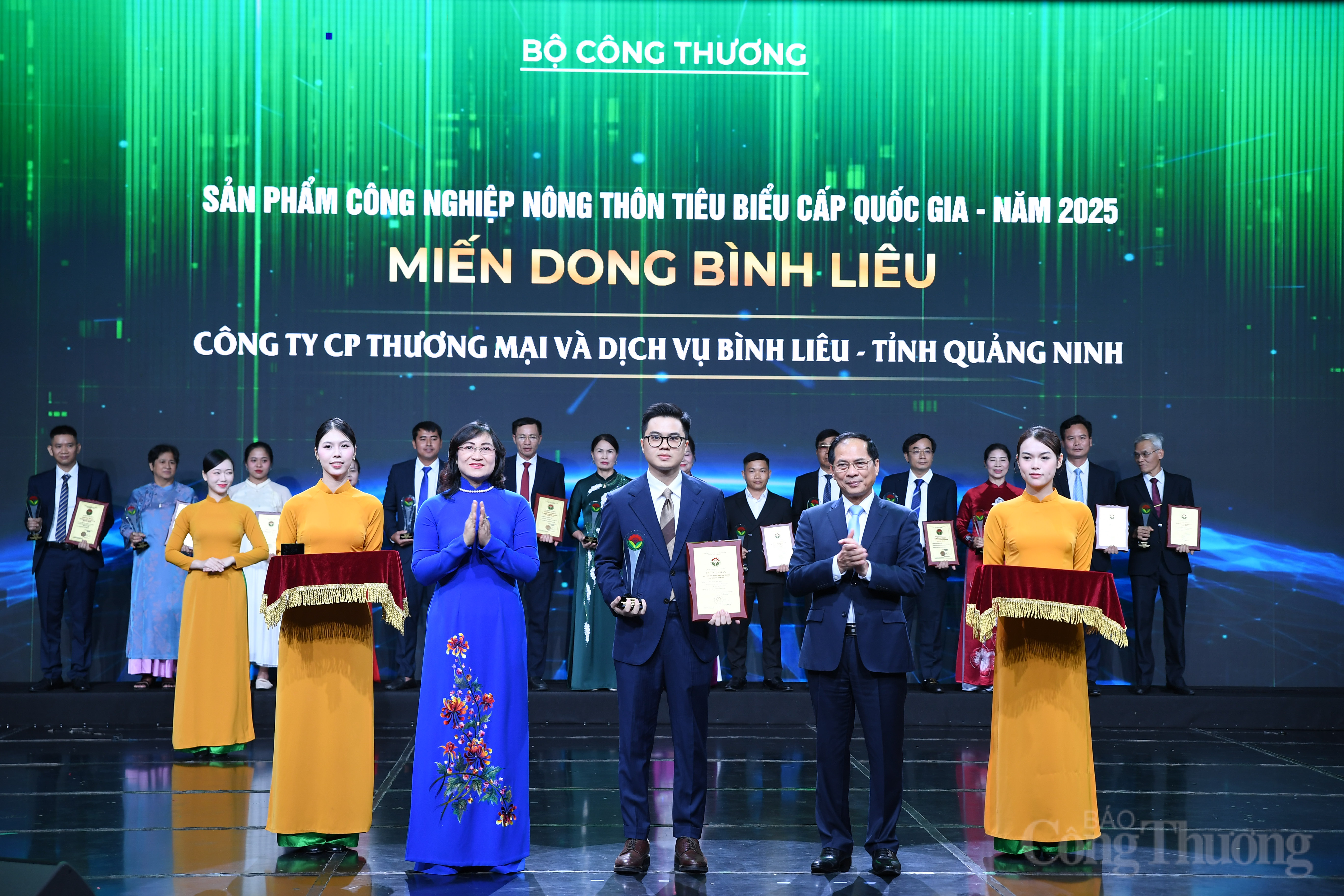  Chùm ảnh: Lễ tôn vinh sản phẩm công nghiệp nông thôn tiêu biểu lần thứ VI