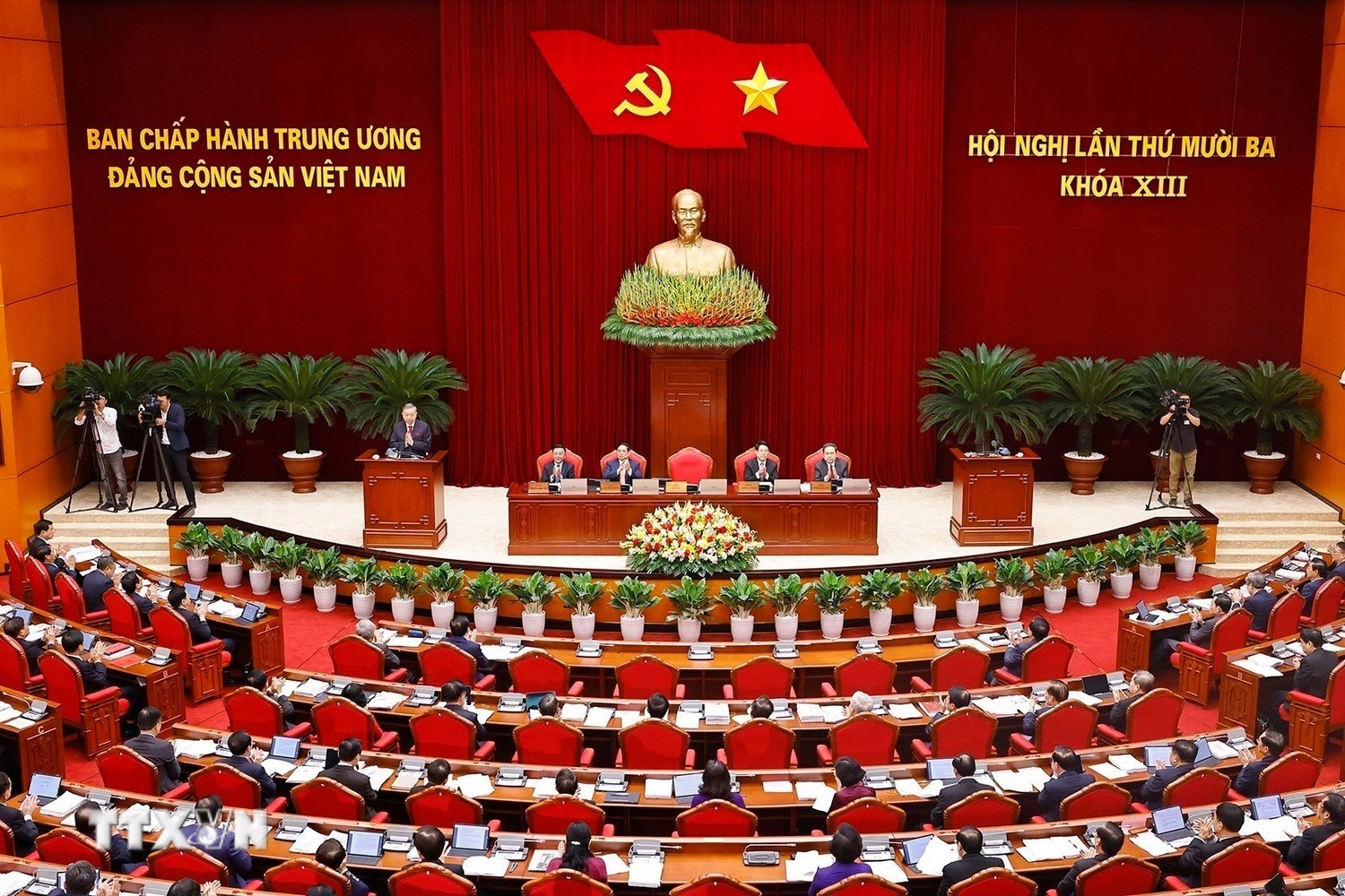 Ngày làm việc thứ nhất Hội nghị Trung ương 13: Quyết định nhân sự, chuẩn bị Đại hội XIV