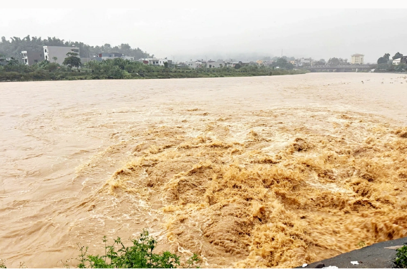 Lũ đặc biệt lớn trên sông Cầu, khẩn cấp trên sông Thương, sông Lục Nam