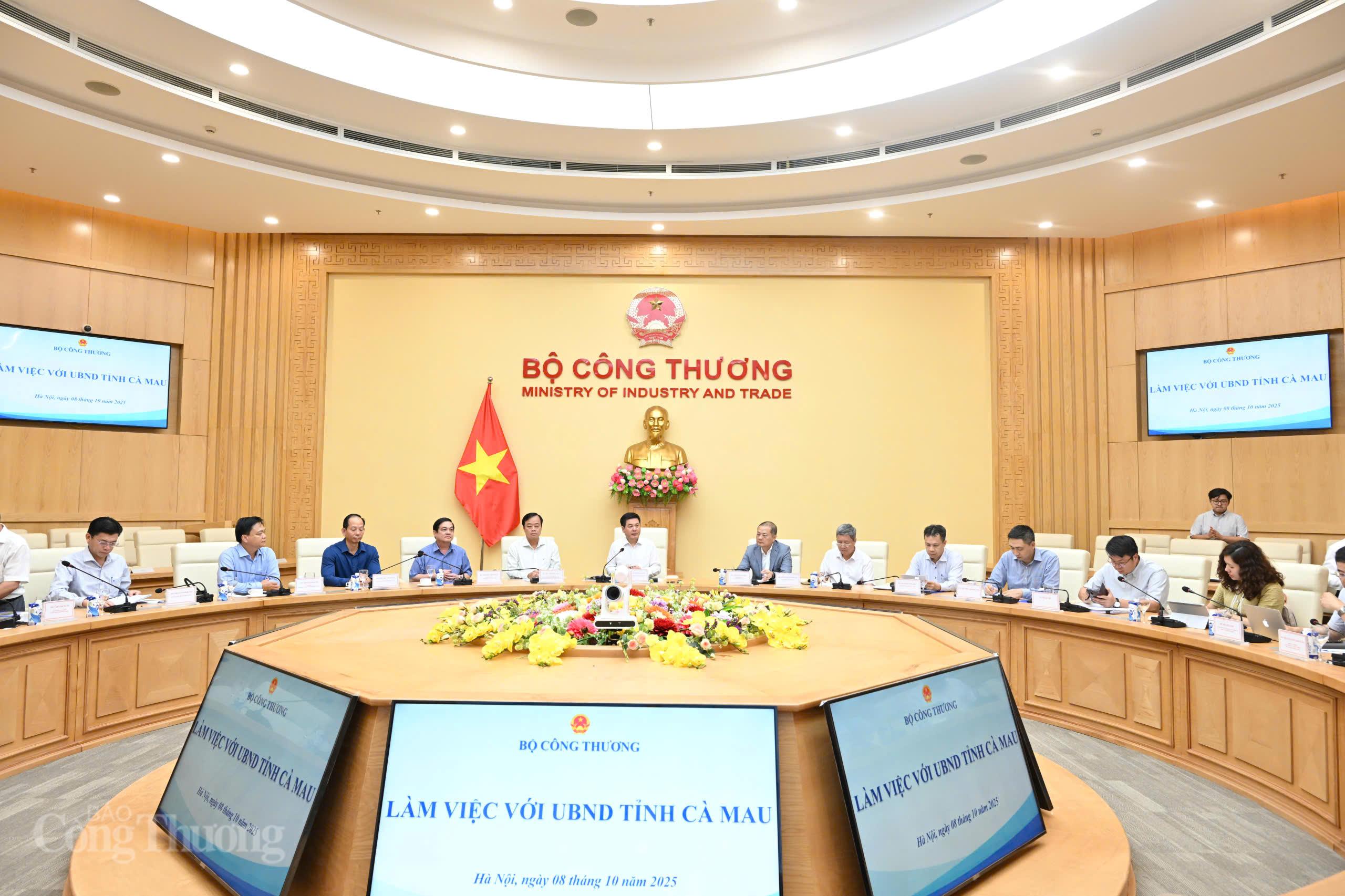 Bộ trưởng Nguyễn Hồng Diên làm việc với lãnh đạo tỉnh Cà Mau về phát triển năng lượng