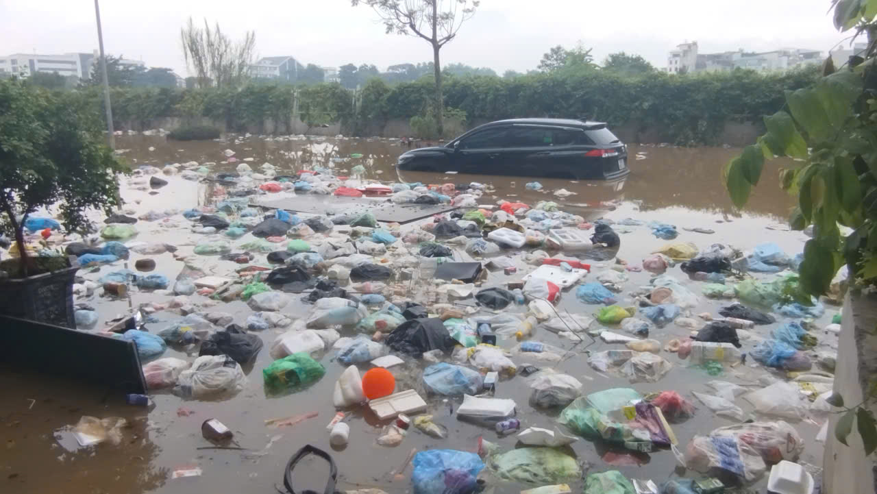 Cư dân Ecohome vẫn khốn khổ giữa biển nước và rác thải dù mưa đã tạnh