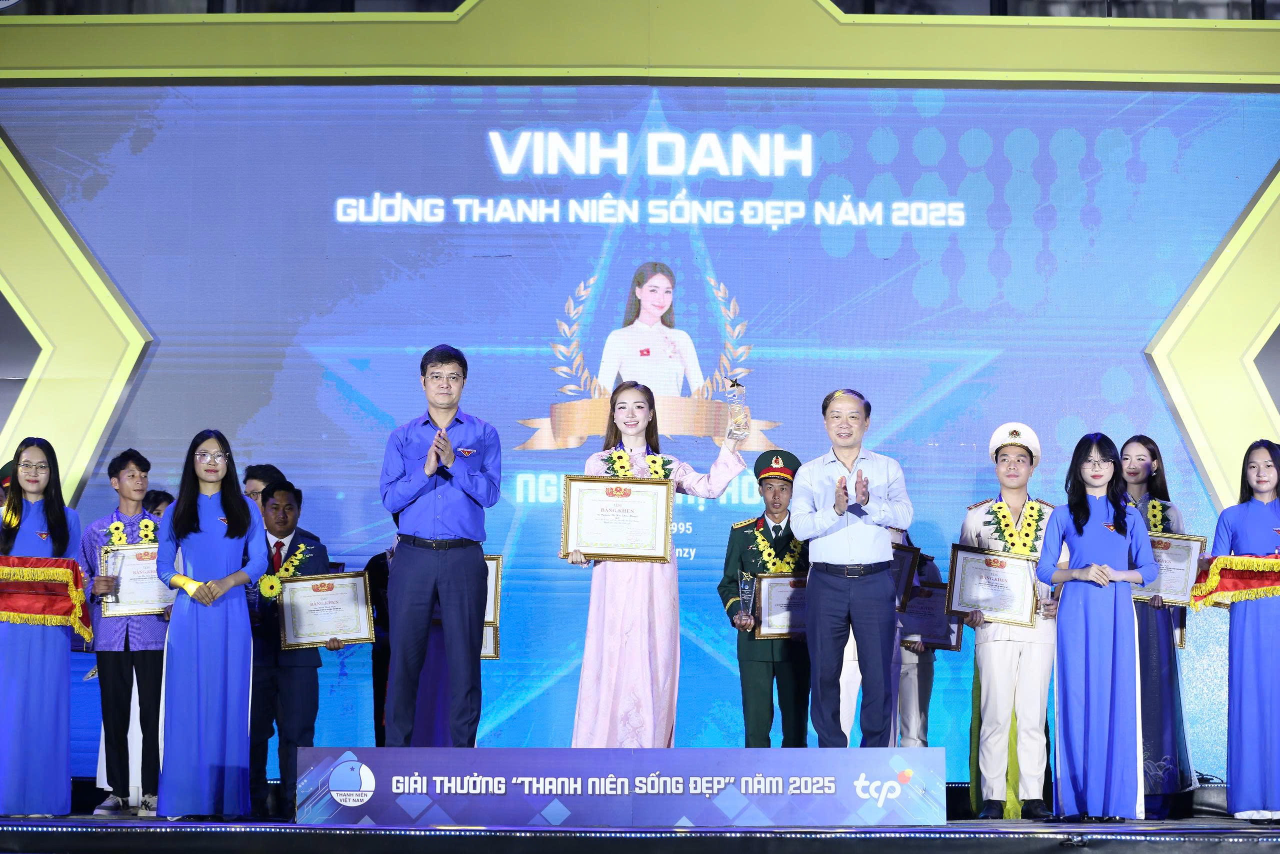 Hòa Minzy, Trưởng bản cứu 90 người được tuyên dương 'Thanh niên sống đẹp' 
