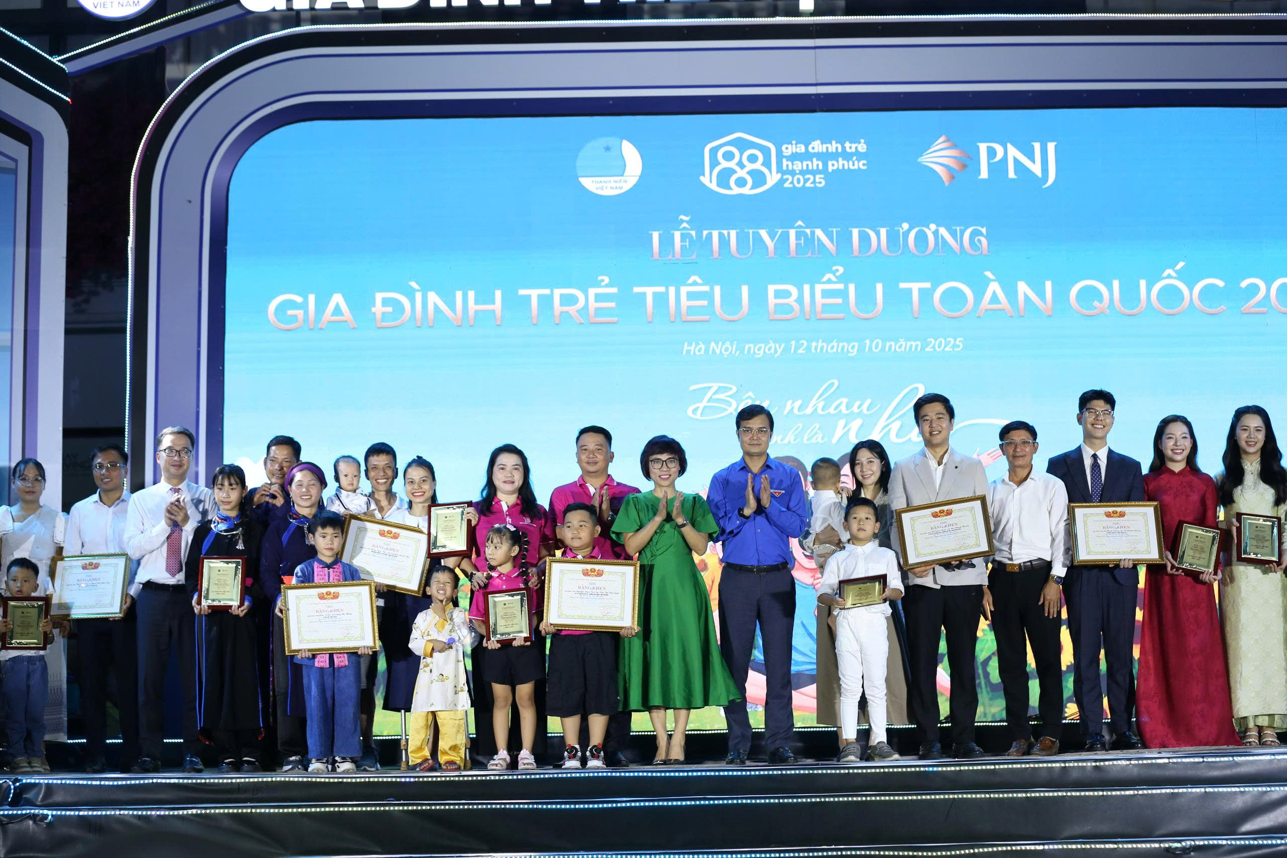 Tuyên dương  10 'Gia đình trẻ hạnh phúc' năm 2025