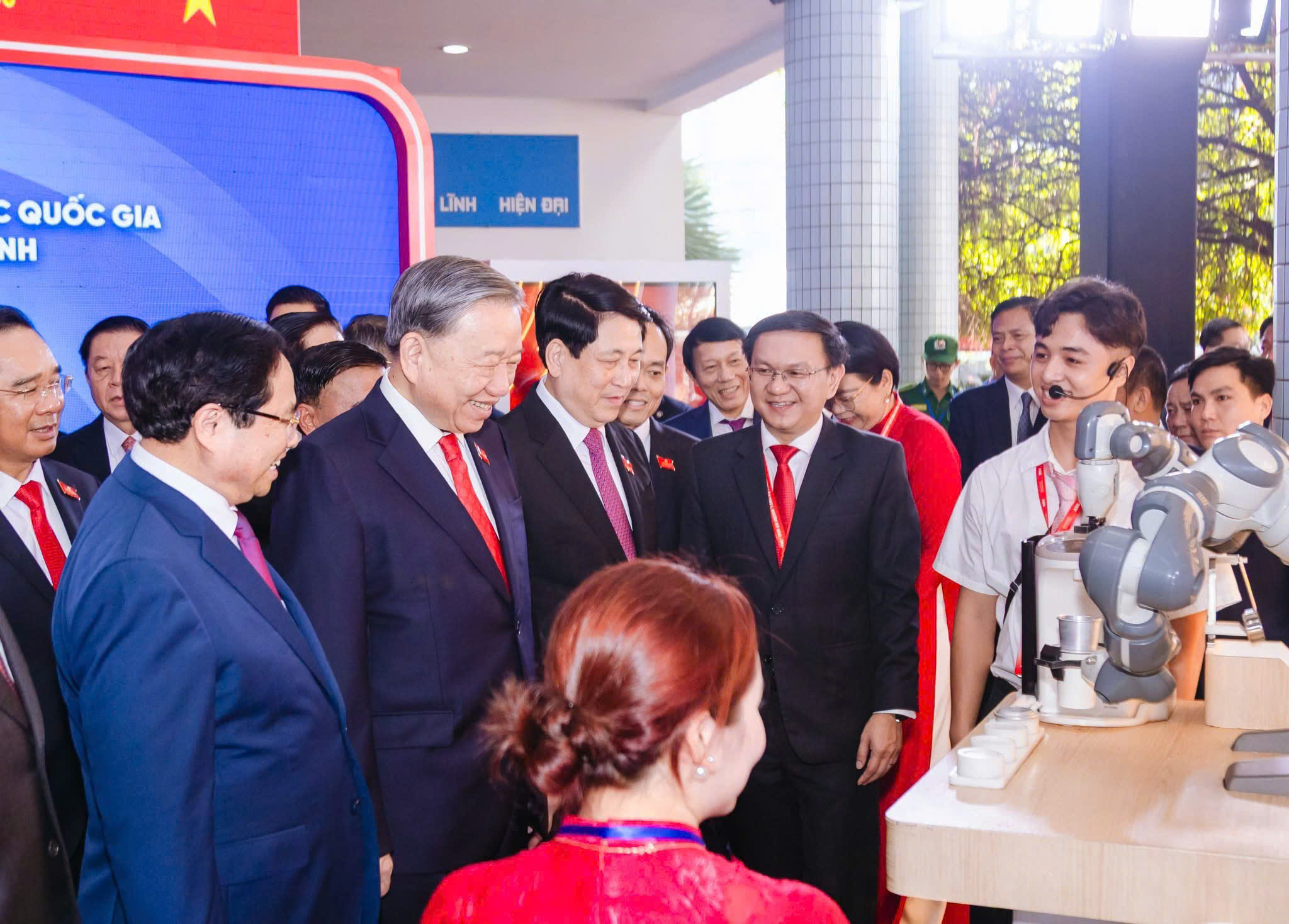 Sinh viên IUH vinh dự trình bày sản phẩm công nghệ trước sự chứng kiến của Tổng Bí thư