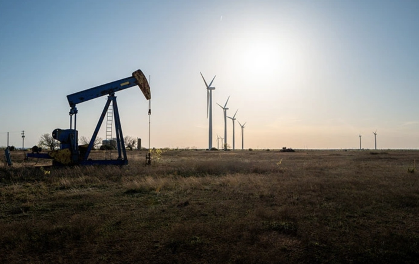 Thị trường dầu mỏ thế giới đối mặt nguy cơ dư cung lớn năm 2026