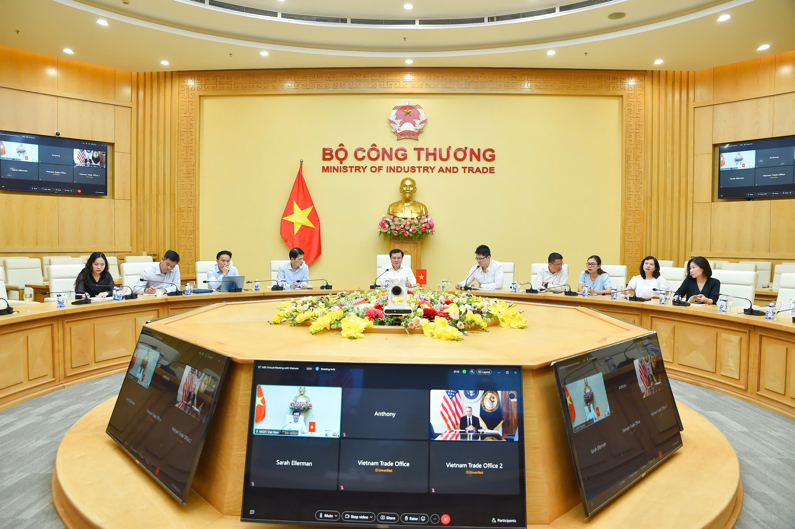 Thứ trưởng Nguyễn Sinh Nhật Tân điện đàm với Phó Đại diện Thương mại Hoa Kỳ