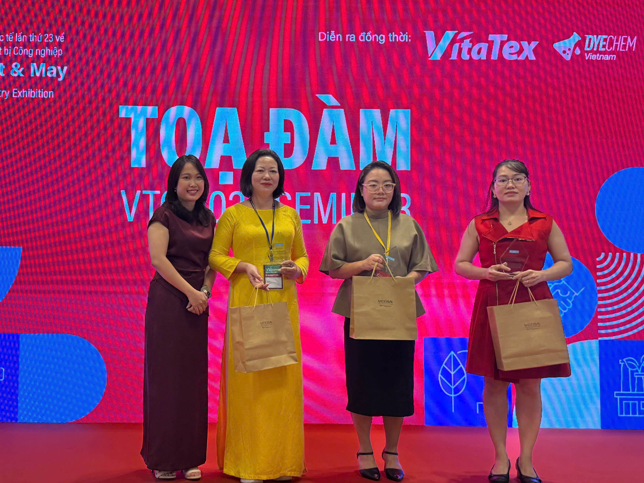 Dệt may Việt Nam phải tăng tốc 'xanh hóa' giữ lợi thế xuất khẩu