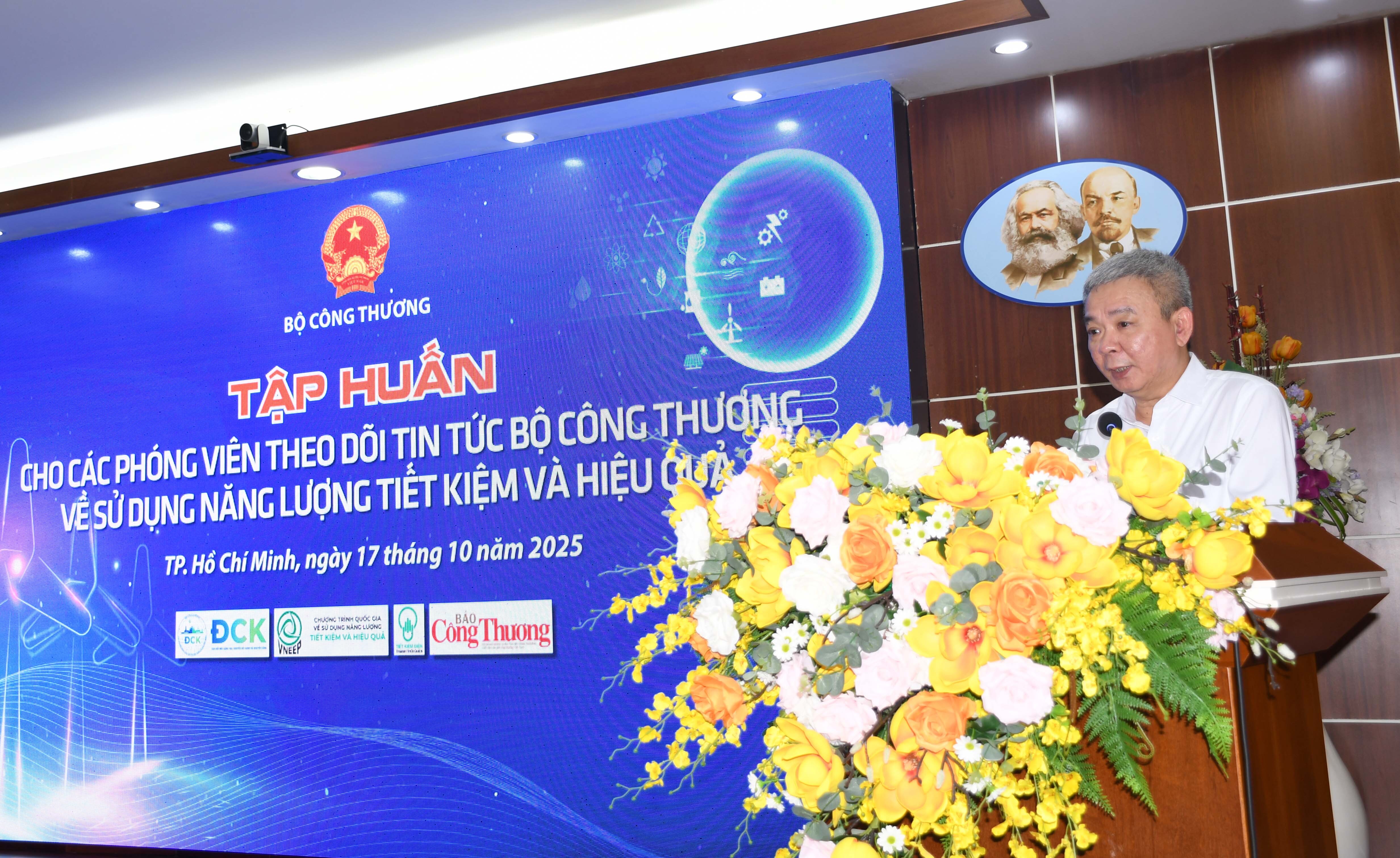 Gần 100 phóng viên, biên tập viên tham dự tập huấn truyền thông về sử dụng năng lượng tiết kiệm