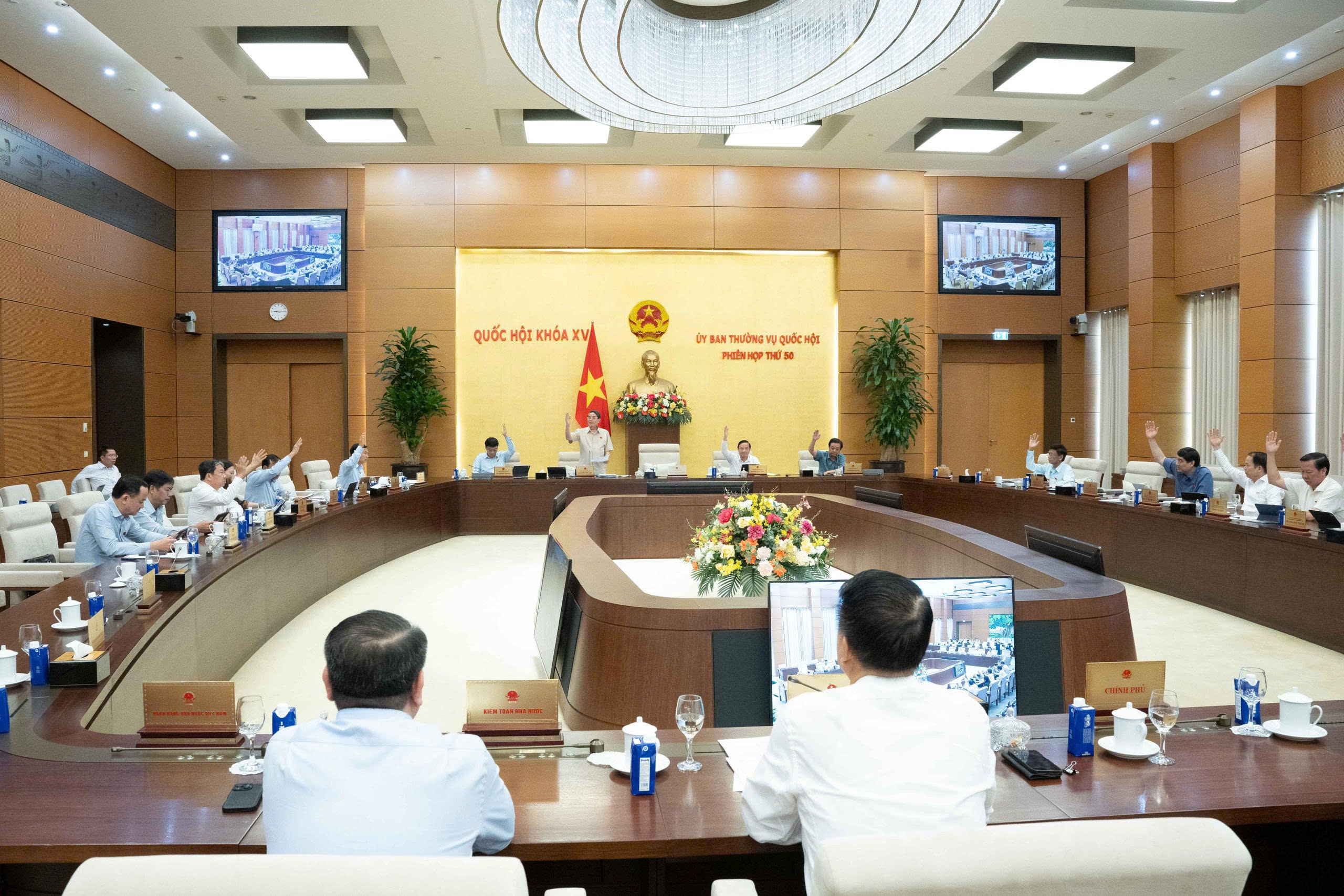 Thông qua mức thuế bảo vệ môi trường với xăng, dầu, mỡ nhờn năm 2026