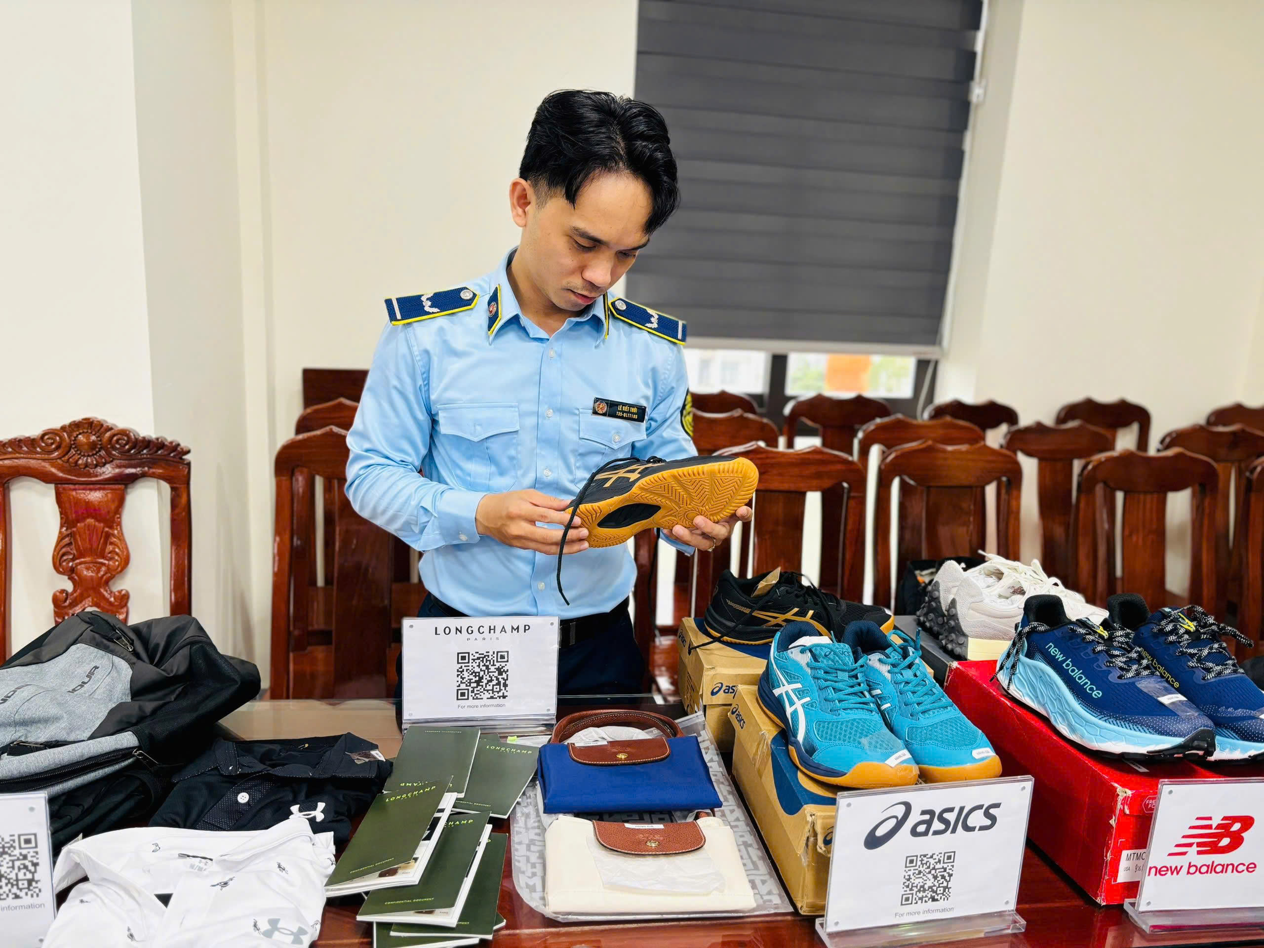 Quảng Ngãi: Nâng cao kỹ năng nhận diện hàng thật, giả cho cán bộ quản lý thị trường