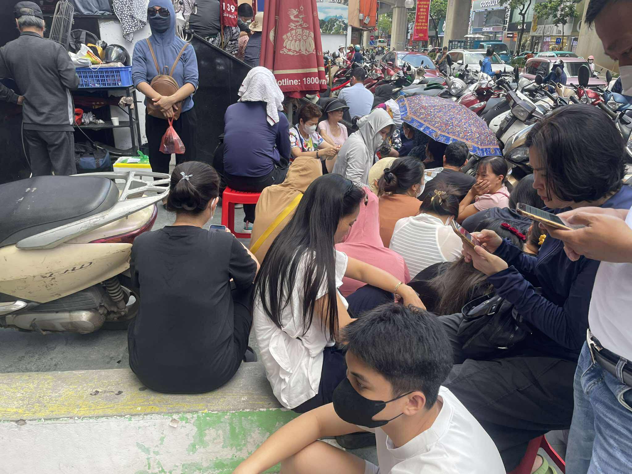 Giá vàng ‘quay đầu’ giảm, người dân xếp hàng chờ mua