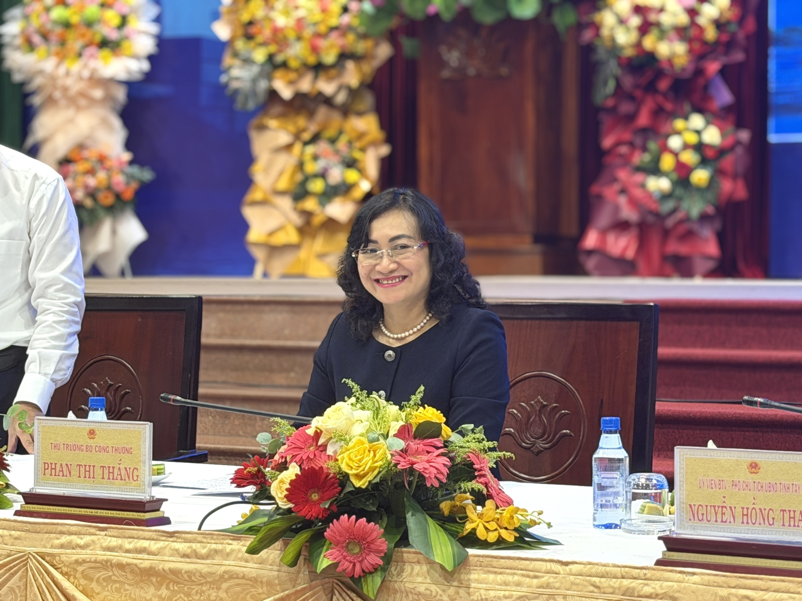 Chùm ảnh: Thứ trưởng Phan Thị Thắng dự Hội nghị ngành Công Thương phía Nam 