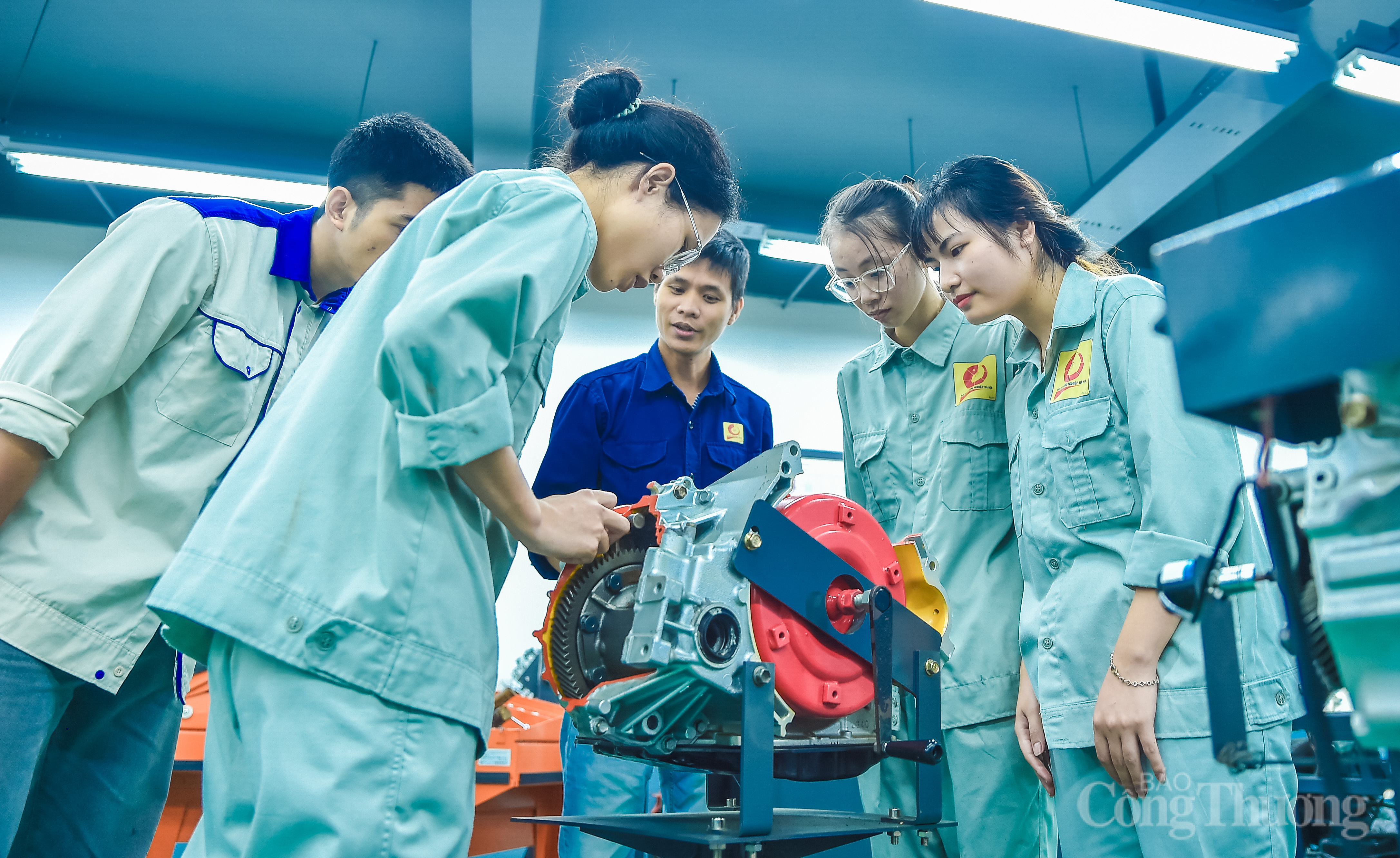 Những bông hồng tay cầm cờ lê, dầu mỡ... 'bắt bệnh' động cơ hiện đại