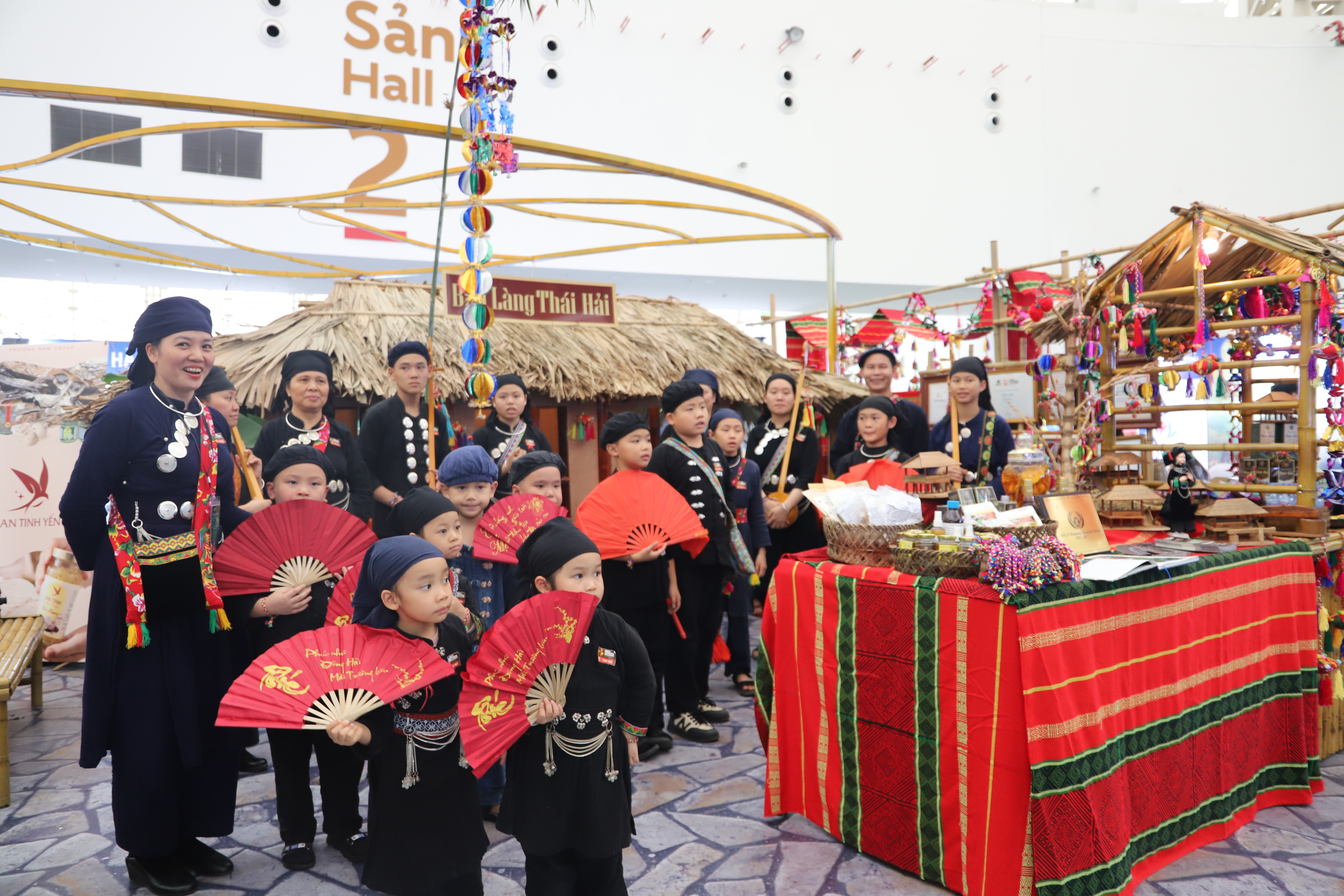  Hội chợ Mùa Thu: Bà con người Tày sẵn sàng làm ‘đại sứ’ văn hóa