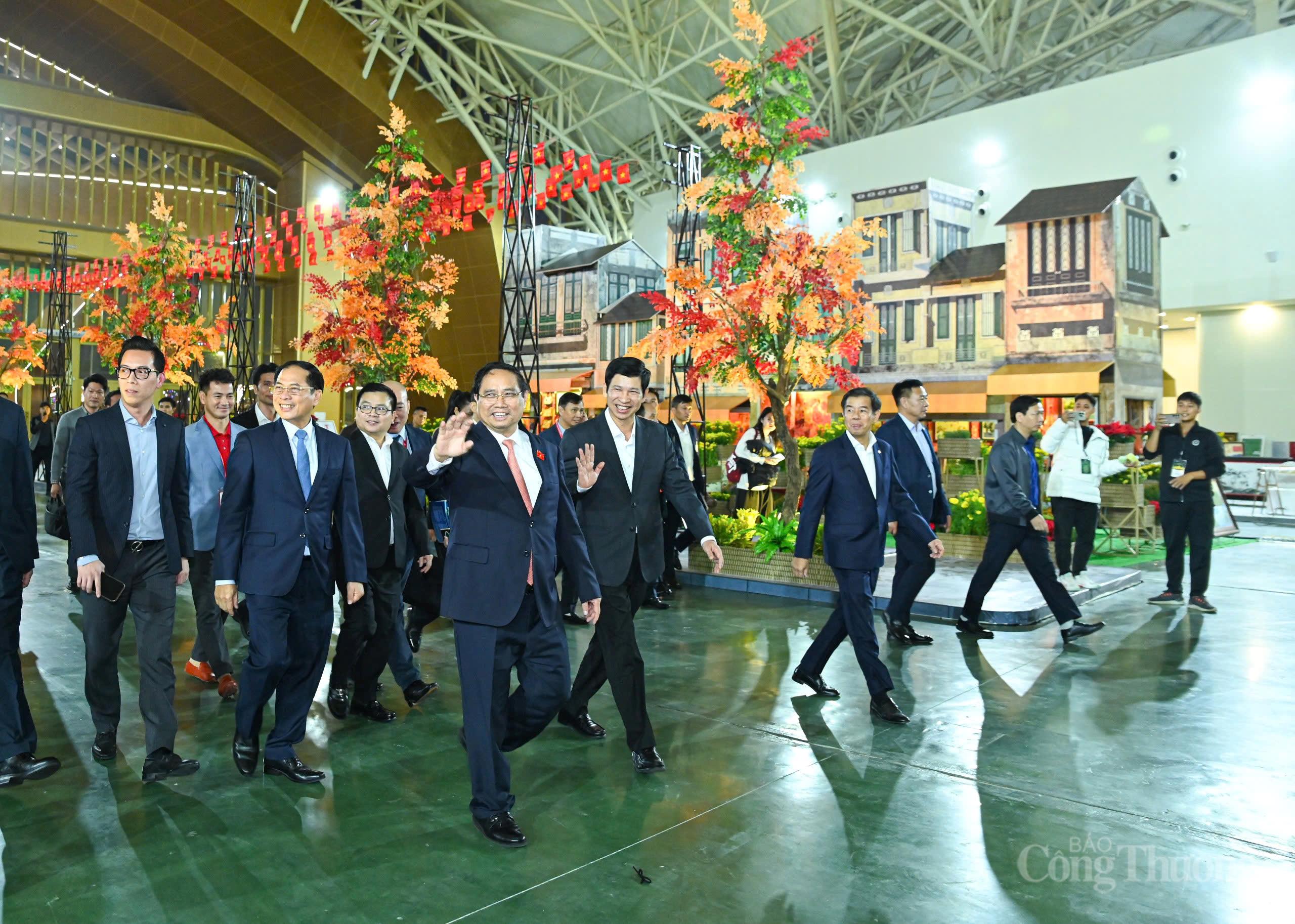 Thủ tướng Phạm Minh Chính kiểm tra tổng duyệt Hội chợ Mùa Thu lần thứ nhất - 2025