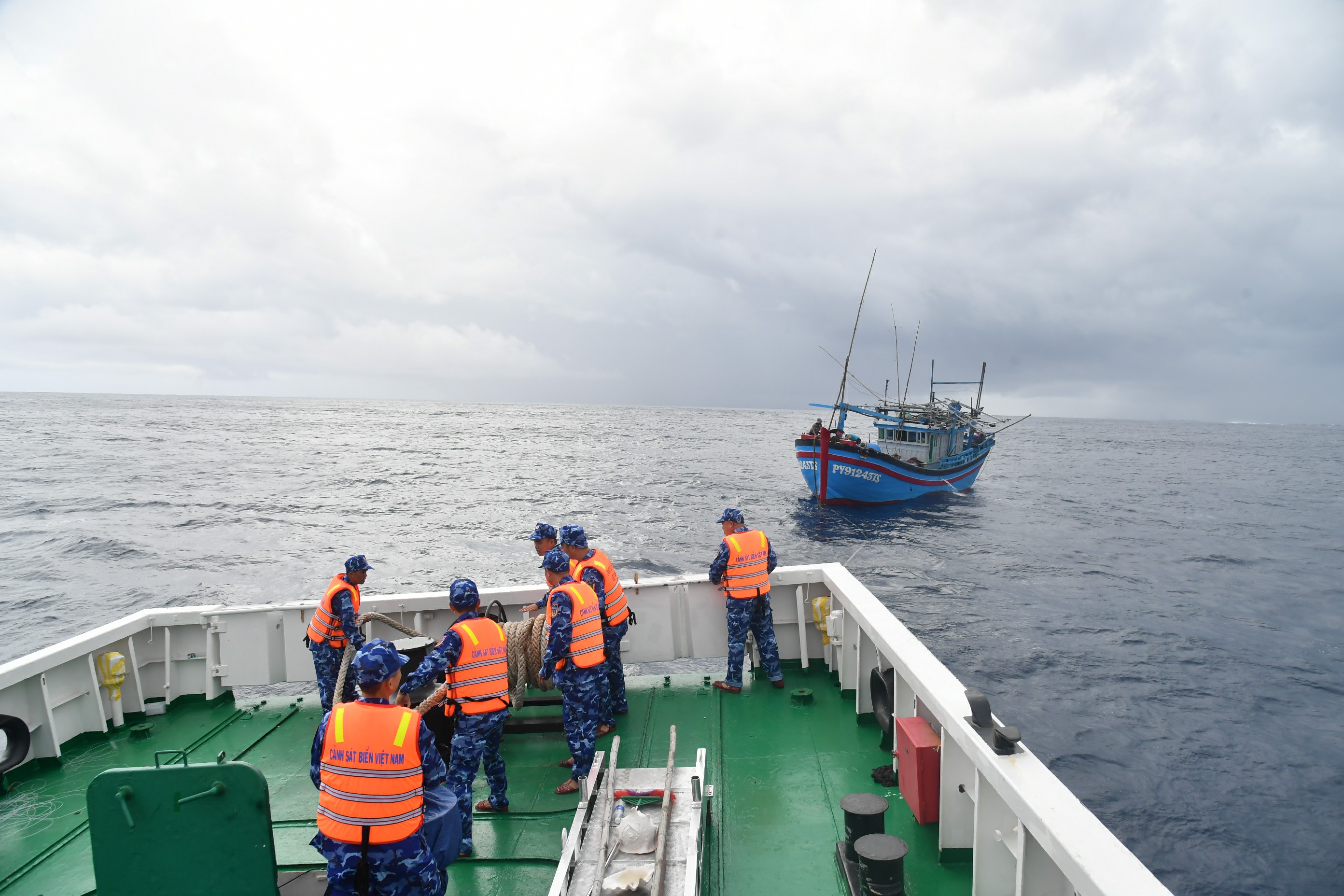 Bộ Tư lệnh Vùng Cảnh sát biển 2 kịp thời cứu tàu cá bị nạn trên biển