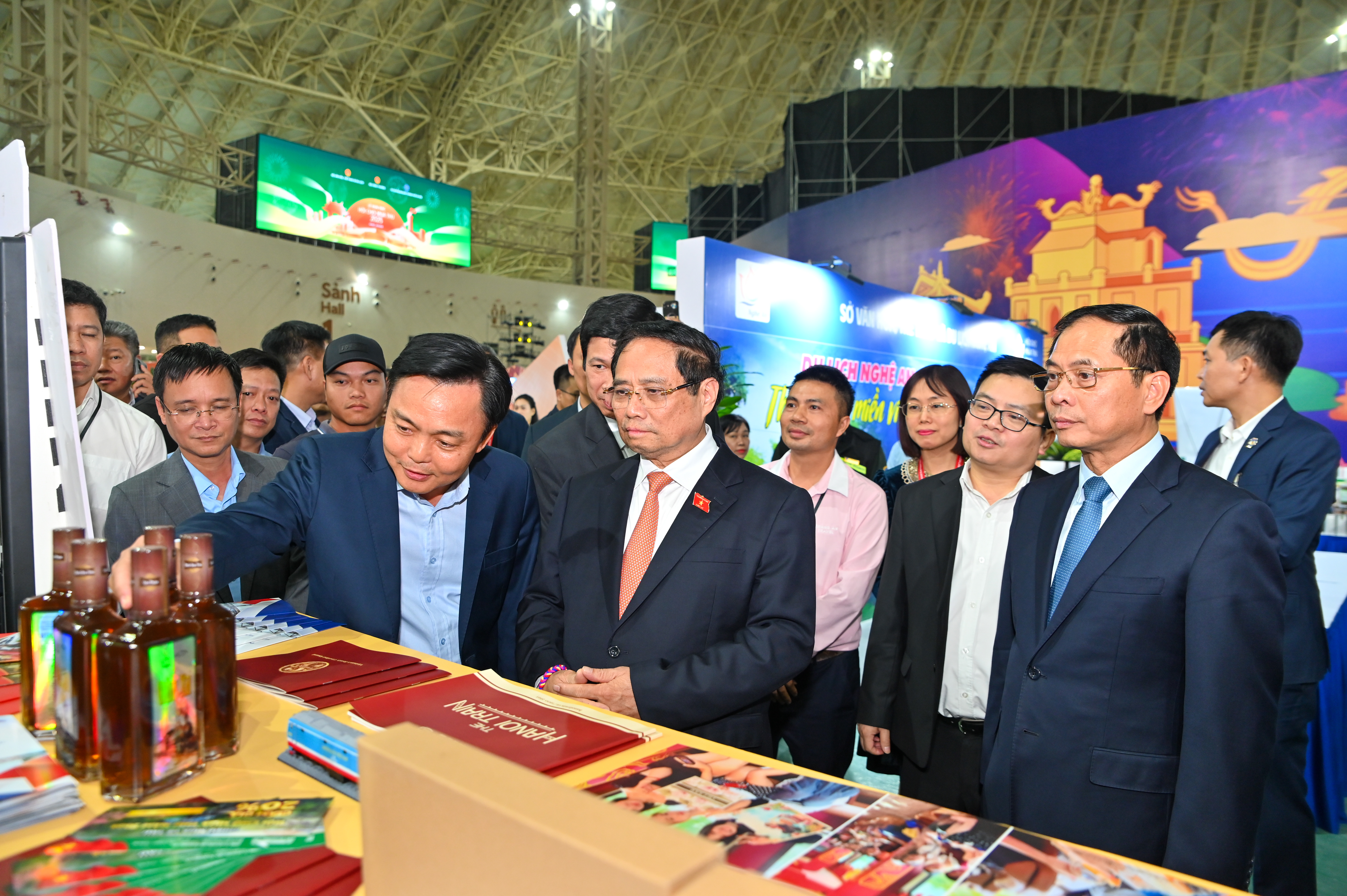 Chùm ảnh: Thủ tướng thăm, kiểm tra Hội chợ Mùa Thu lần thứ nhất - 2025