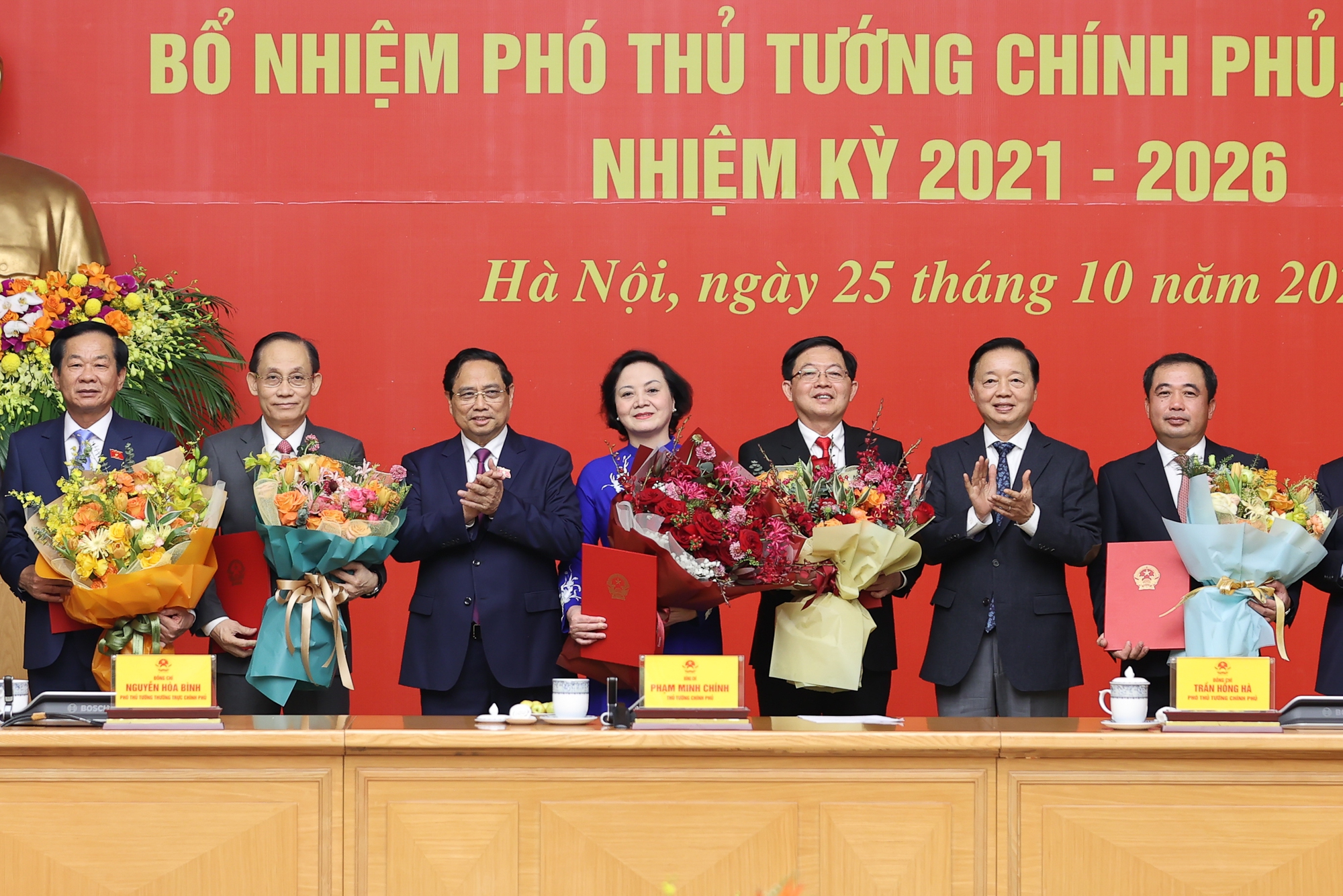 Thủ tướng trao quyết định bổ nhiệm cho 2 Phó Thủ tướng, 3 Bộ trưởng