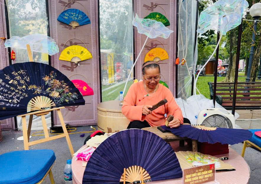 Chiếc quạt giấy dó đặc biệt tại Hội chợ Mùa Thu