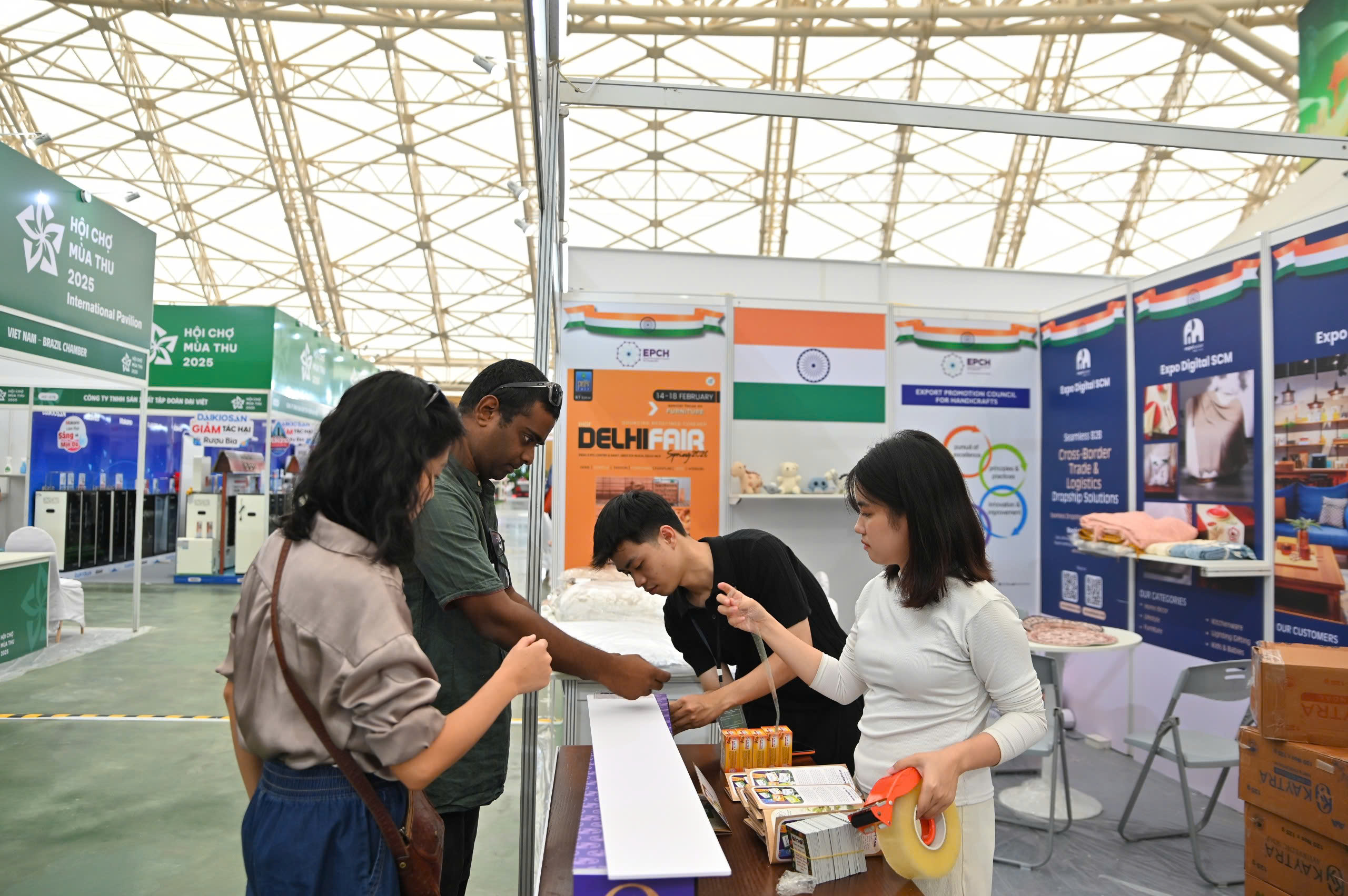 Điểm hẹn giao thương từ các gian hàng quốc tế tại Hội chợ Mùa Thu