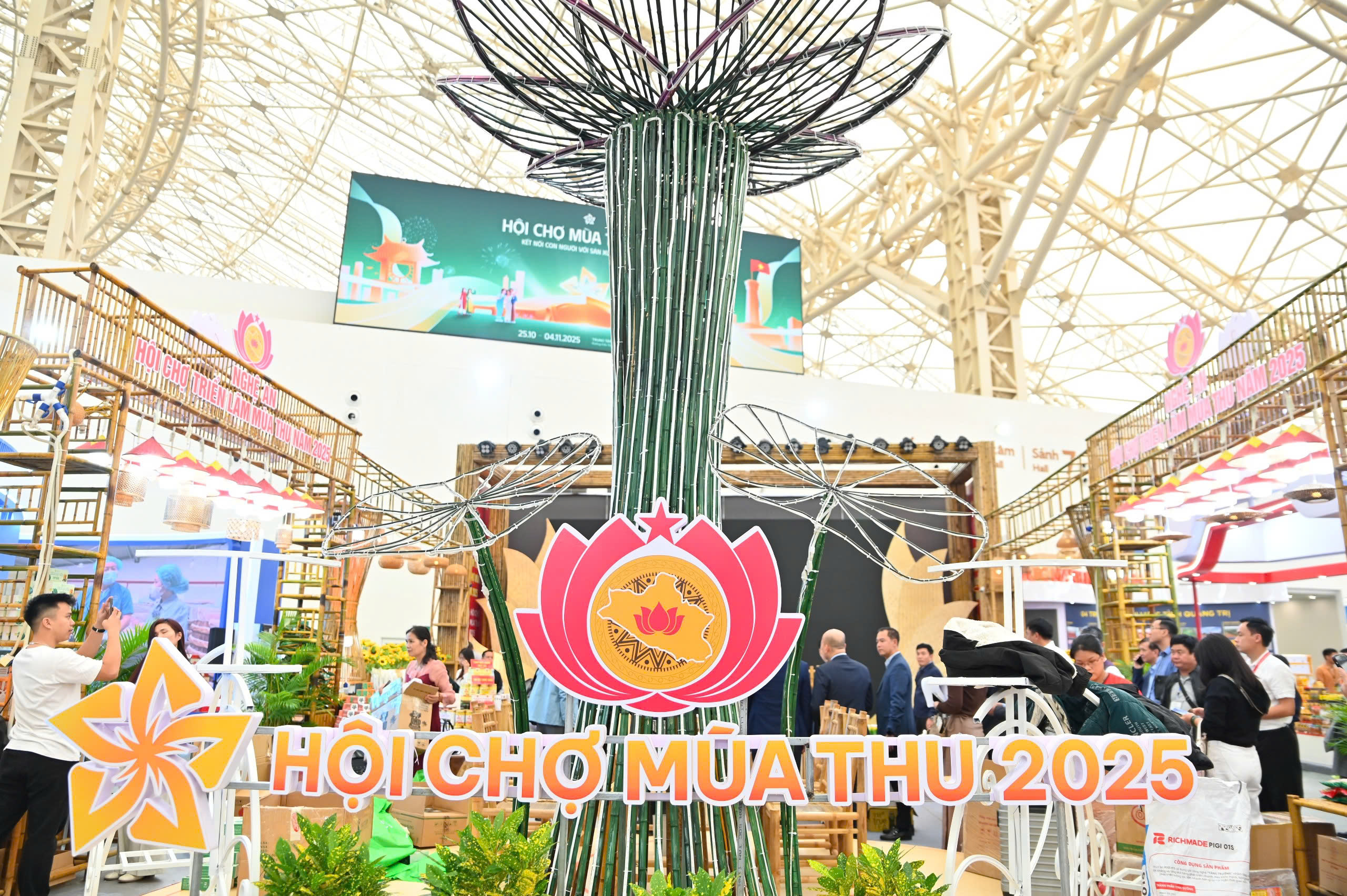 Chùm ảnh: Sôi động trước giờ khai mạc Hội chợ Mùa Thu lần thứ nhất