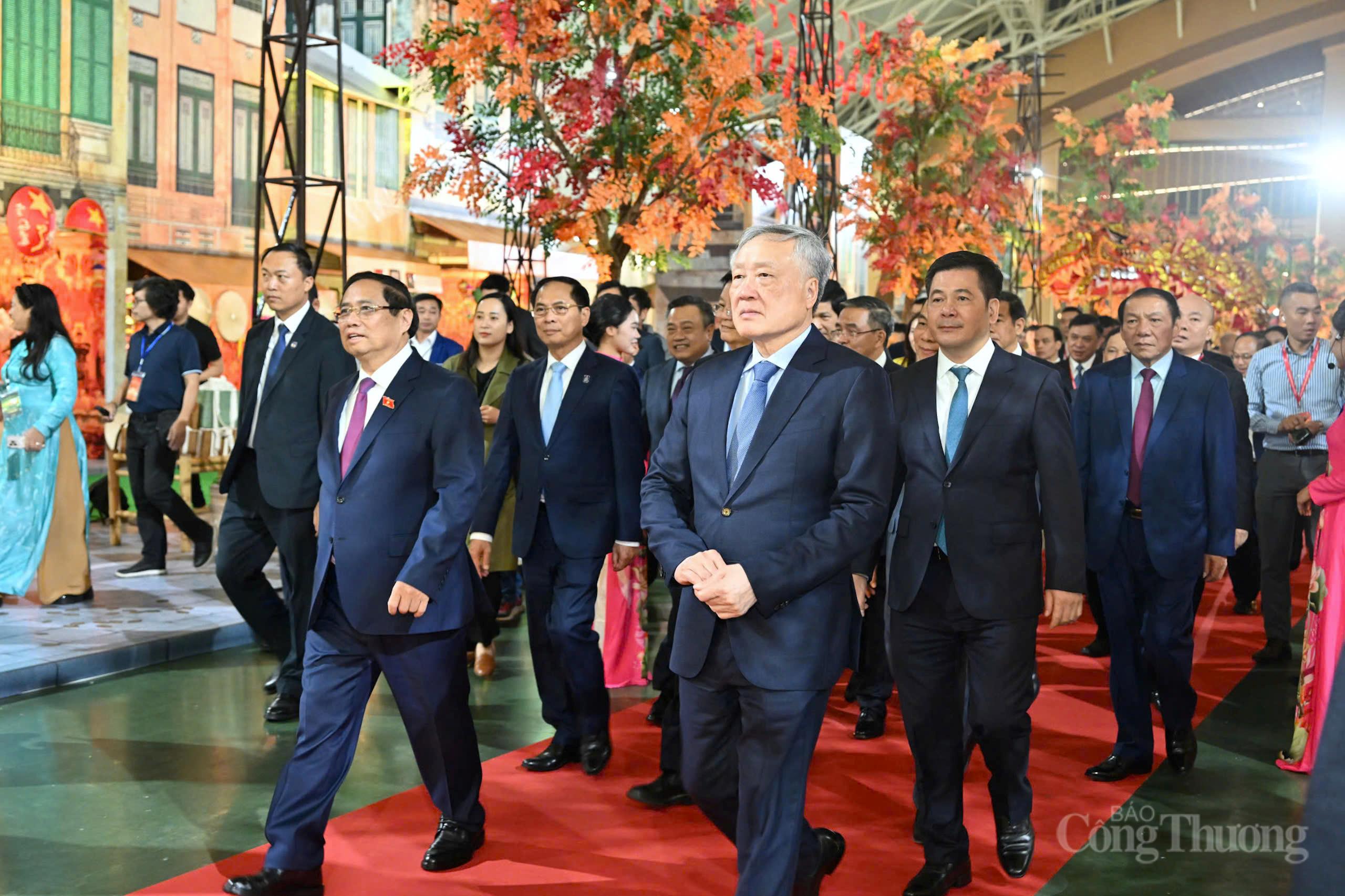 Chùm ảnh: Các vị khách đặc biệt dự Lễ khai mạc Hội chợ Mùa Thu lần thứ nhất - 2025