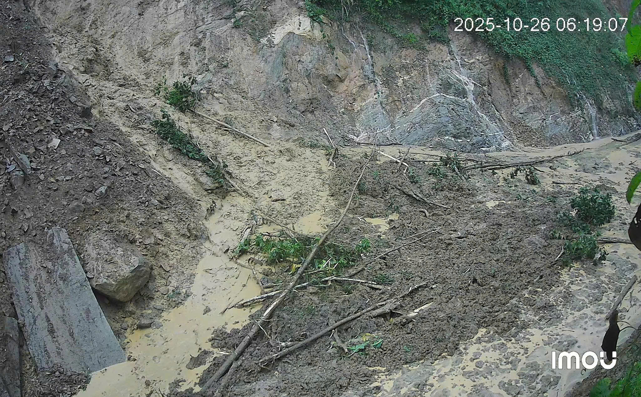 Đà Nẵng: Mưa lớn kéo dài, nhiều nơi bị chia cắt