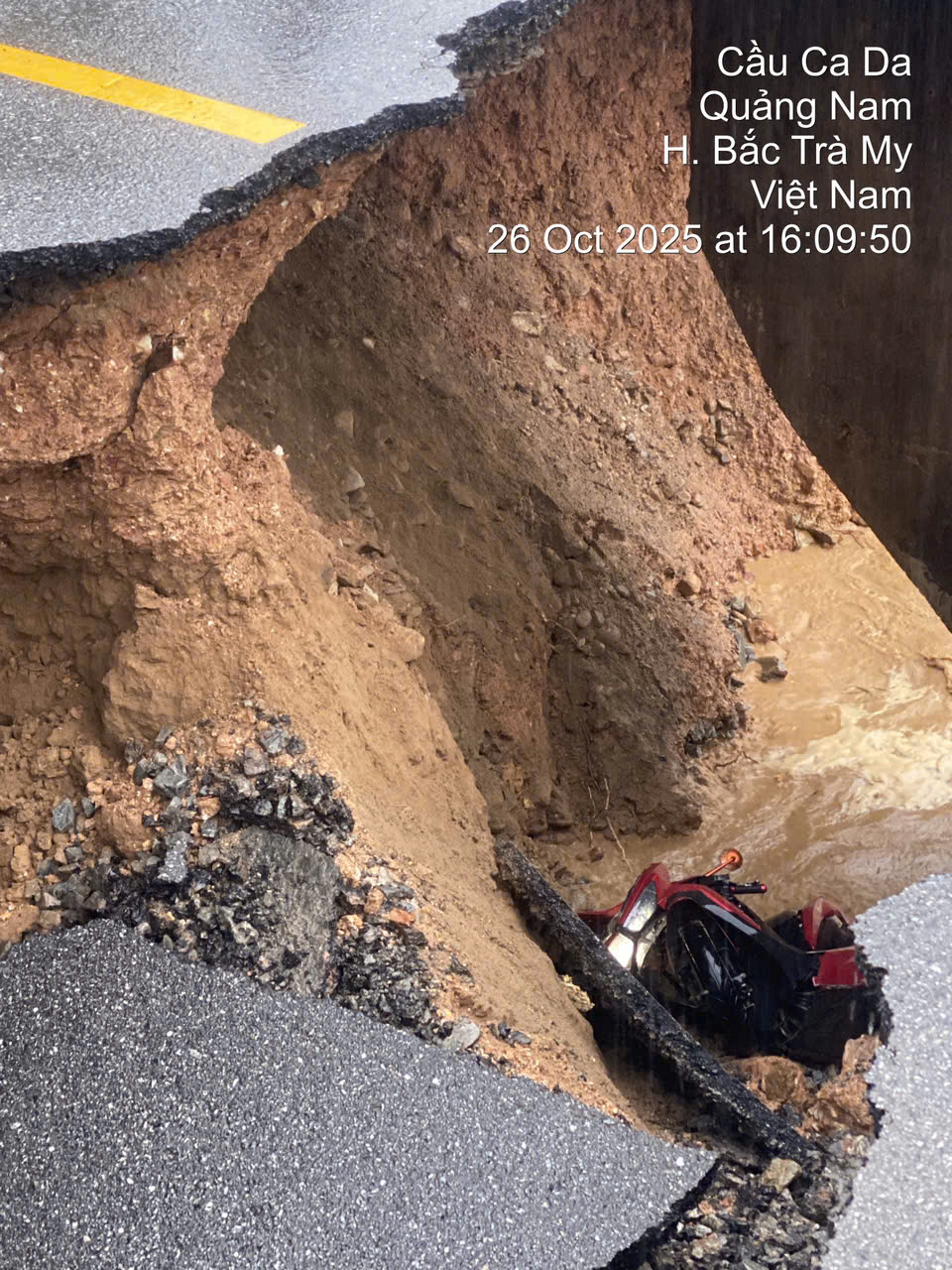 Đà Nẵng: Mưa lớn làm sụp mố cầu Ca Da, nhiều khu vực miền núi bị cô lập