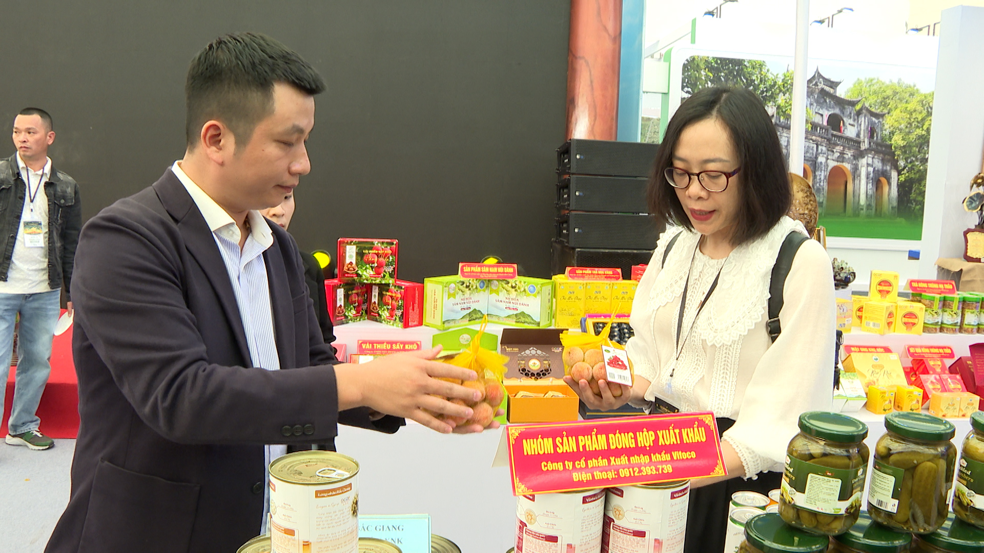 Vải thiều Bắc Ninh khẳng định vị thế tại Hội chợ Mùa Thu lần thứ nhất