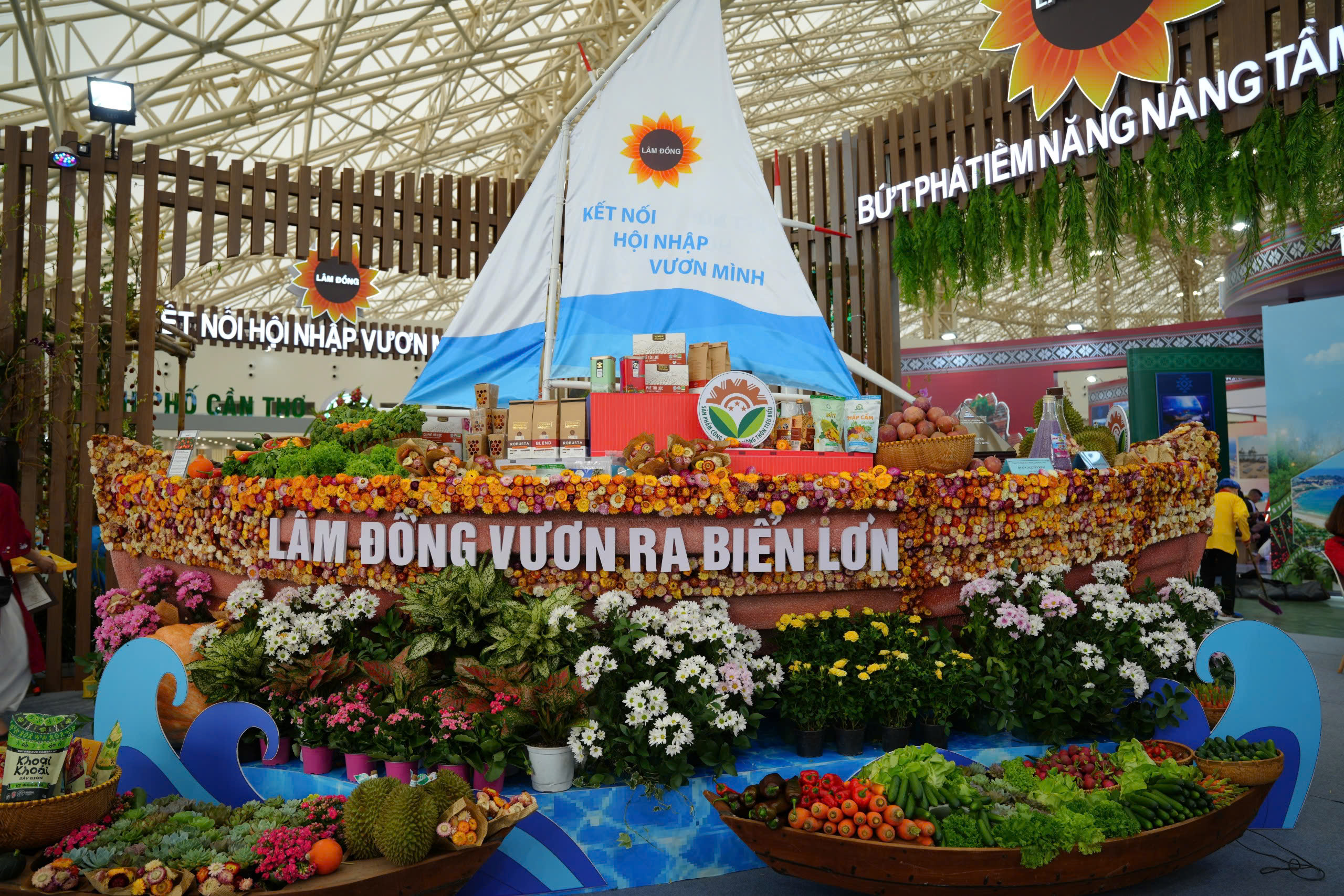 Con thuyền 10.000 hoa bất tử: Khát vọng hội nhập của Lâm Đồng tại Hội chợ Mùa Thu