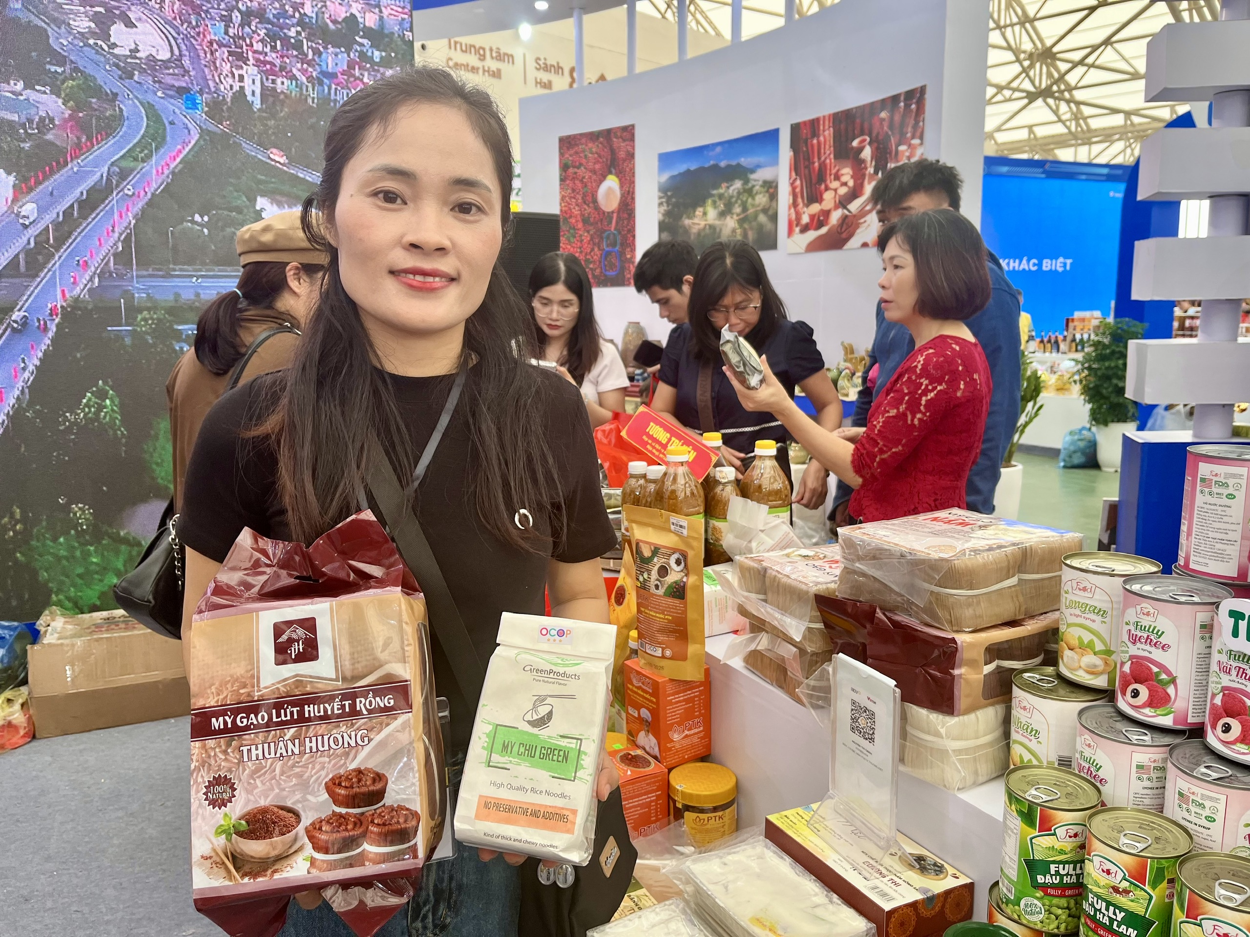 Mì chũ Vietmush: Sản phẩm ‘xanh’ hút khách tại Hội chợ Mùa Thu