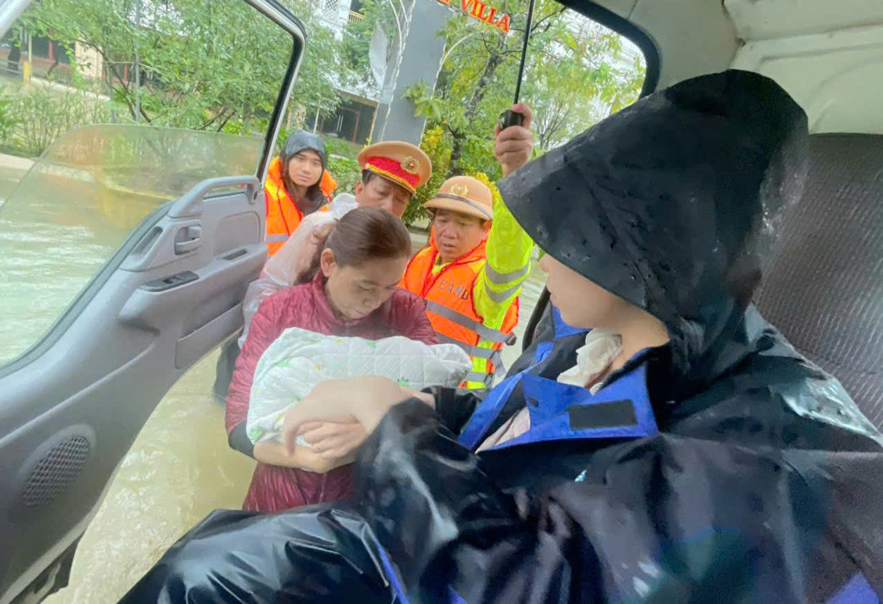Công an thành phố Huế tập trung toàn lực lượng hỗ trợ ứng phó mưa lũ