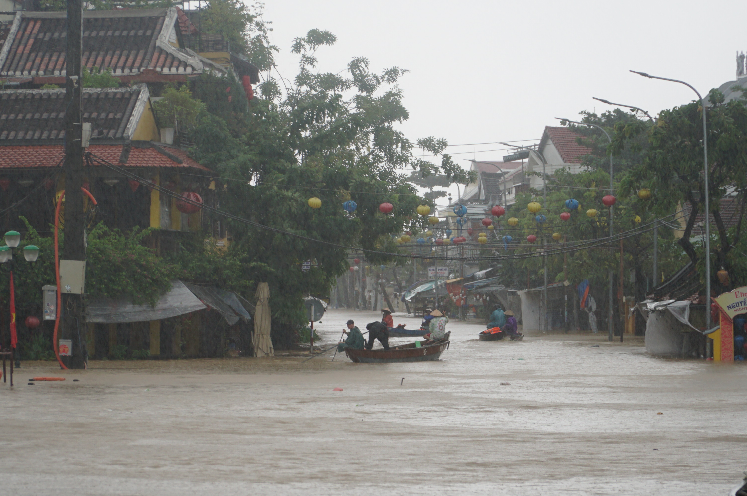 Đà Nẵng: Nước sông Hoài dâng ngập đường, người dân chạy lụt