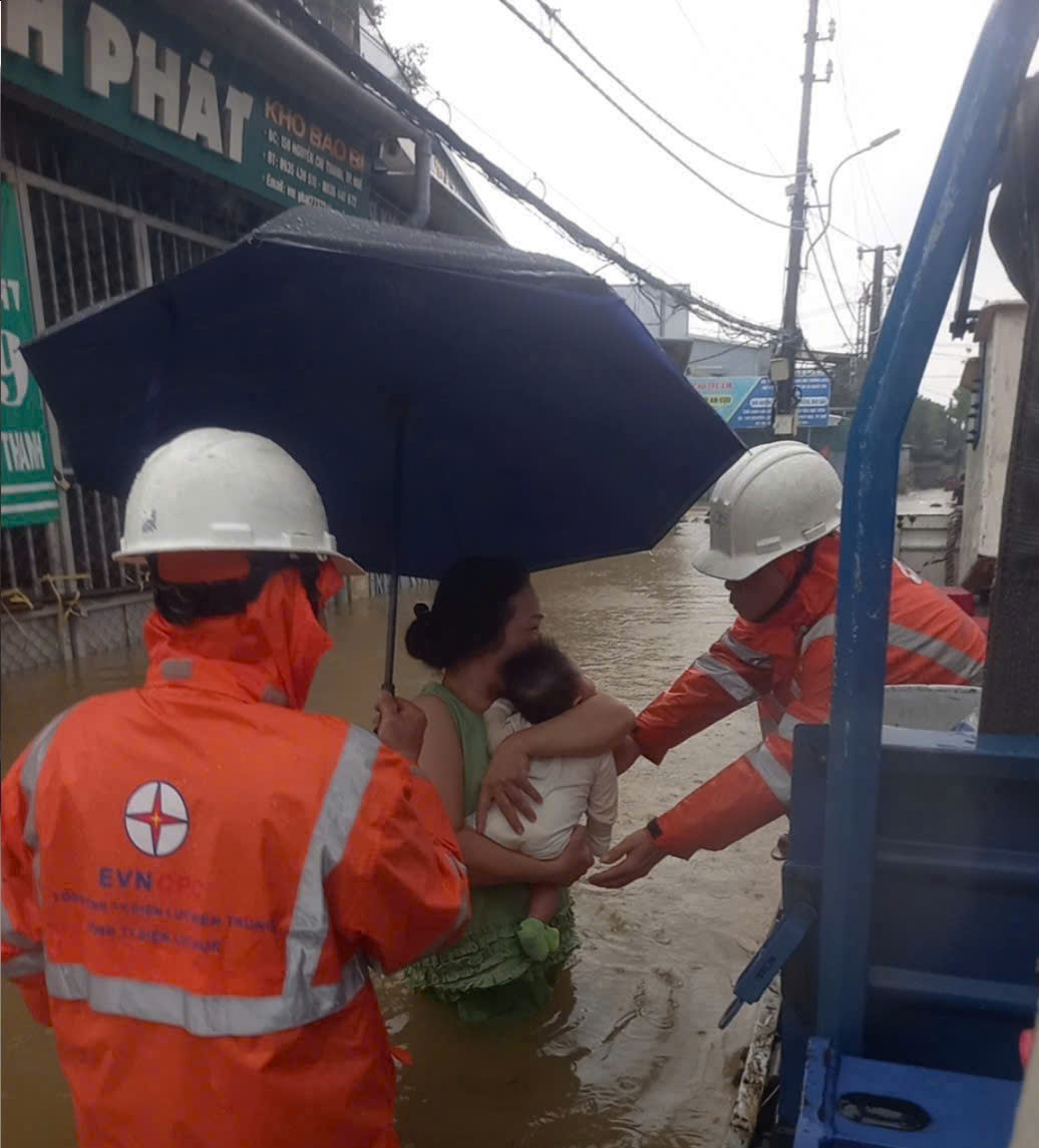 Ngành điện Huế hỗ trợ người dân 'chạy lũ'