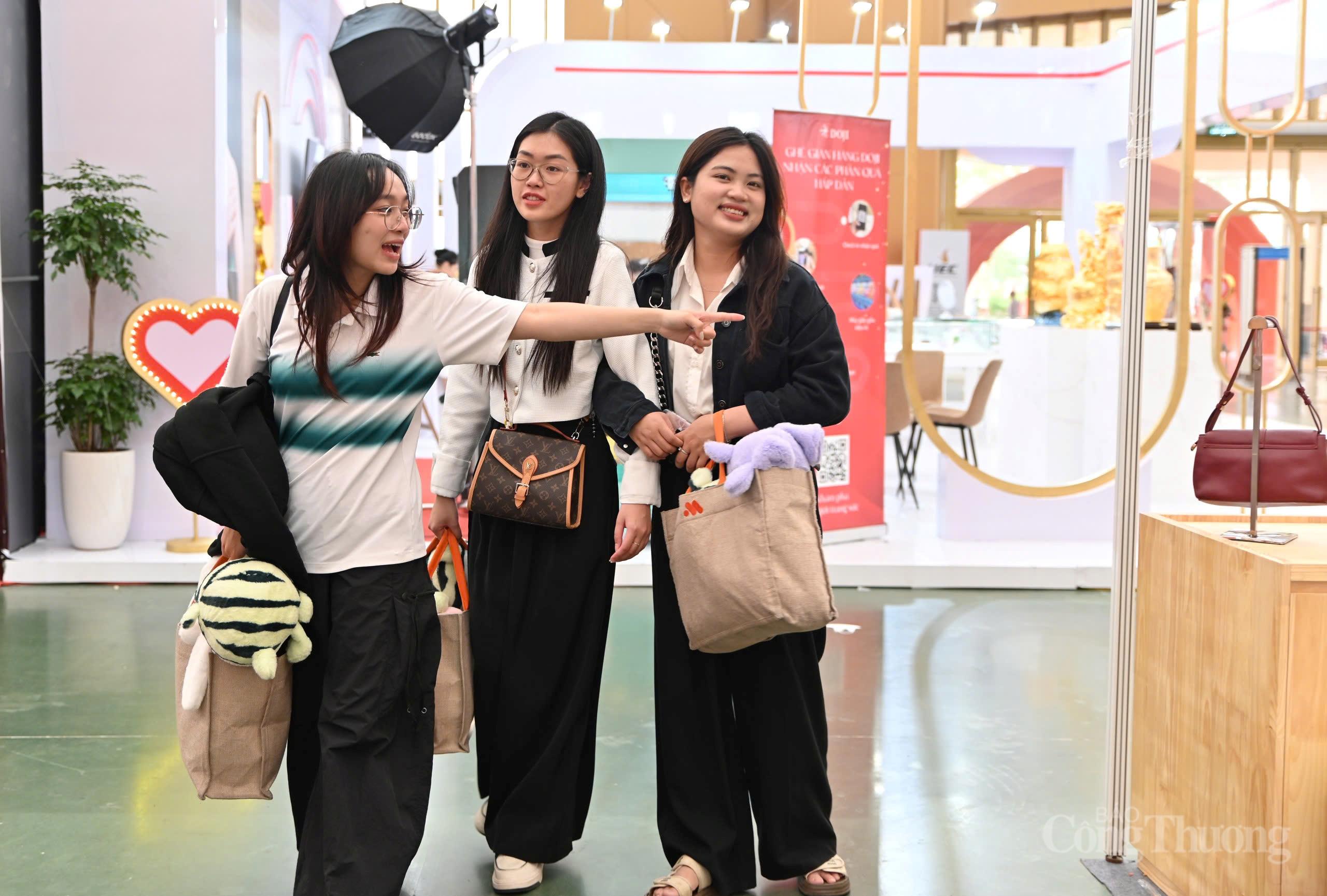 Gần 180 triệu đồng ủng hộ vùng lũ được quyên góp tại Hội chợ Mùa Thu 