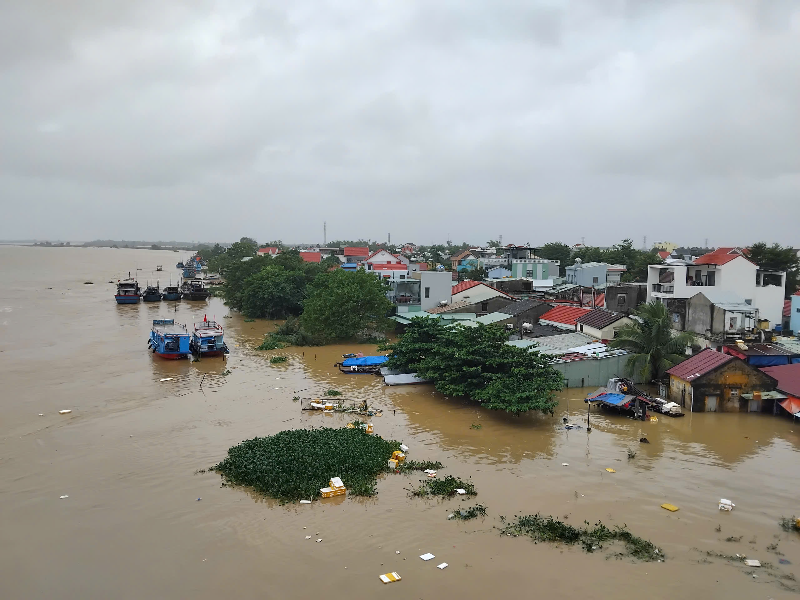 Chùm ảnh: Nước lũ bủa vây vùng trũng Đà Nẵng